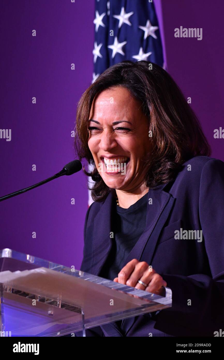 Le sénateur Kamala Harris, un espoir présidentiel démocratique, prononce des remarques lors du second Step Criminal Justice Forum au Benedict College le 26 octobre 2019 à Columbia, en Caroline du Sud. Banque D'Images