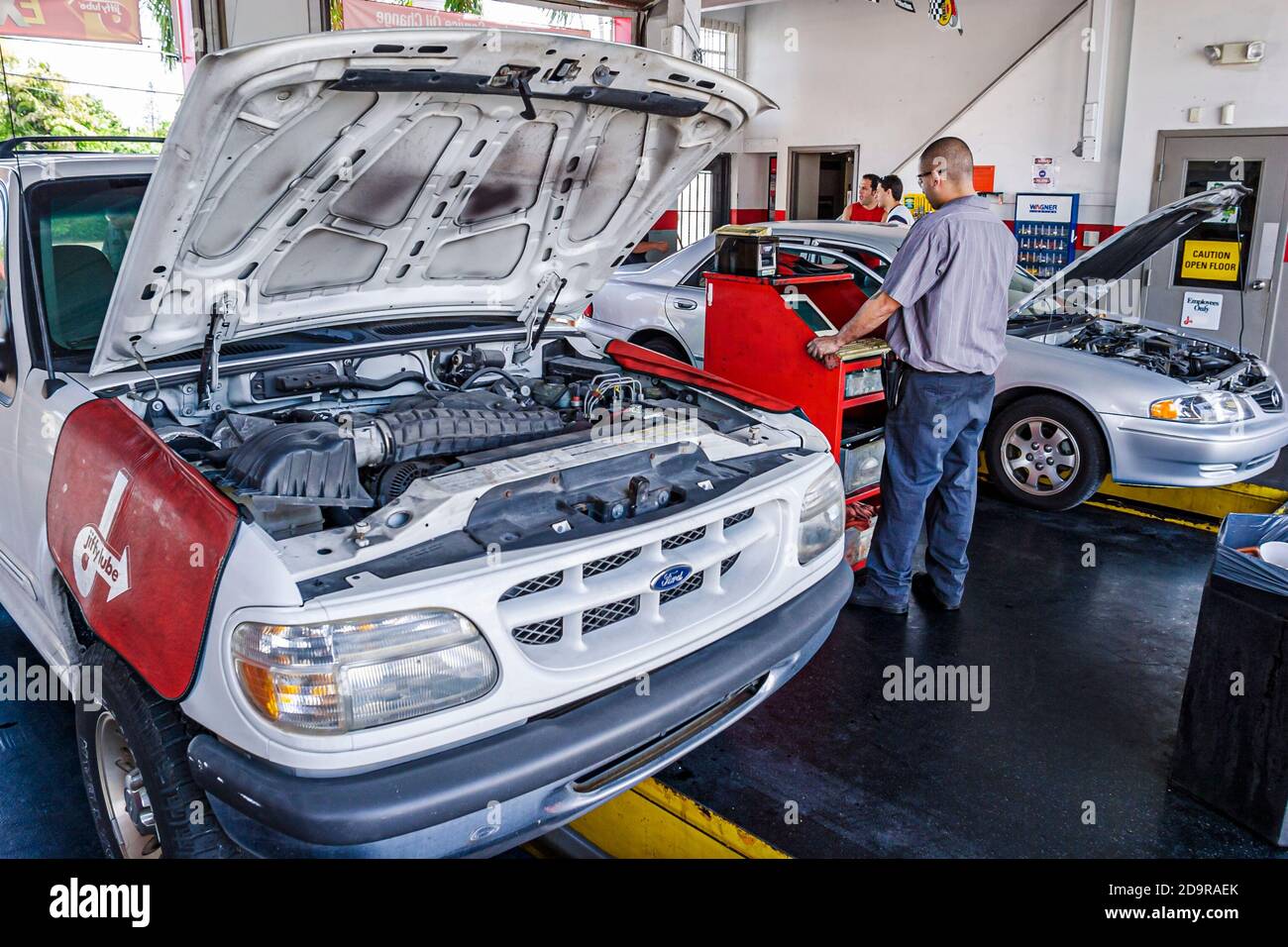Oil change Banque de photographies et d’images à haute résolution Alamy