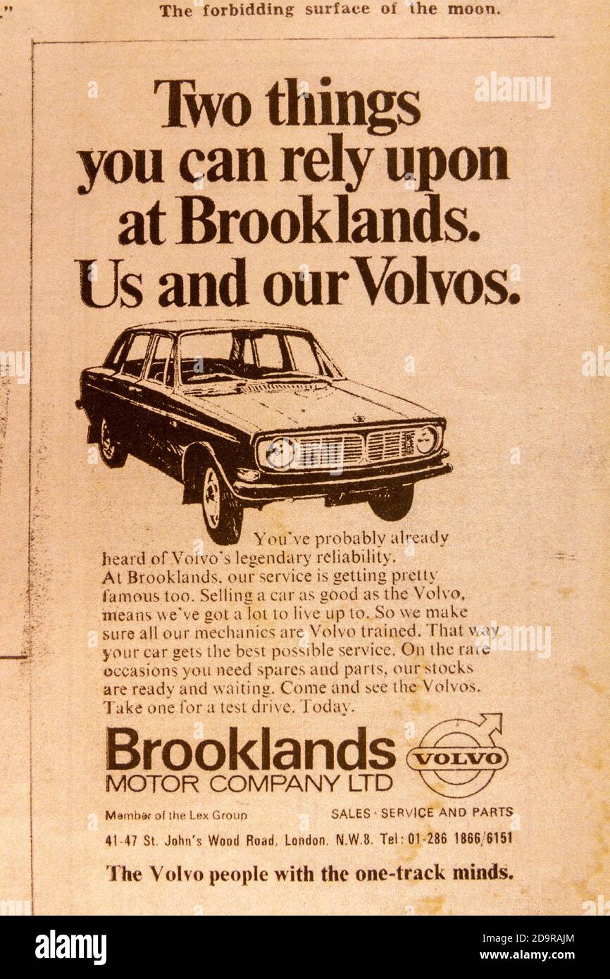 Publicité pour Volvo cars et The Brooklands Motor Co dans le journal souvenir Evening Standard (réplique) pour l'atterrissage sur la Lune Apollo 11, 21 juillet 1969. Banque D'Images