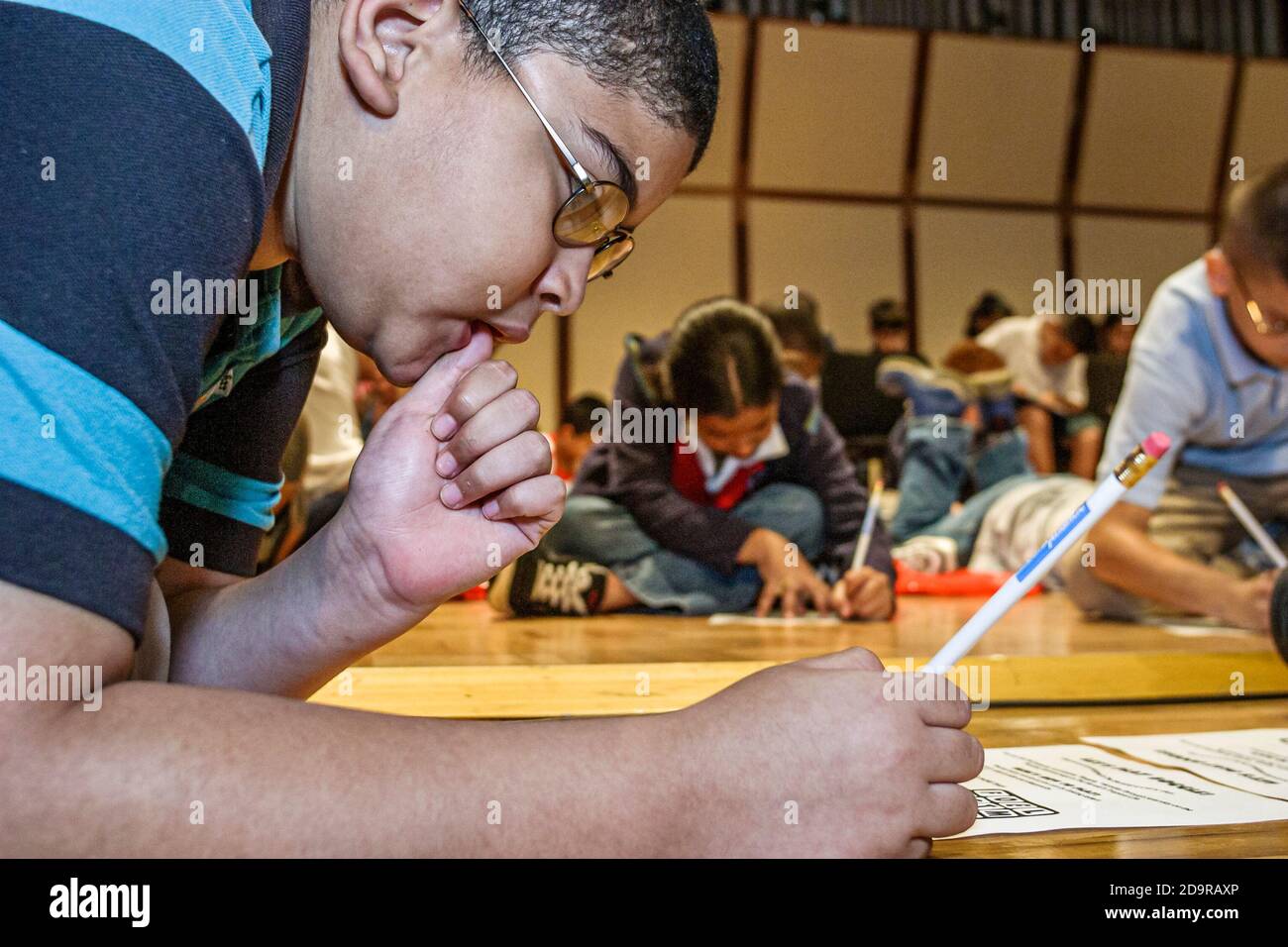 Miami Florida,Dade Monroe County Spelling Bee,concours annuel étudiant étudiant étudiant étudiant étudiant étudier des mots pendant la pause, asiatique garçon concentration conc Banque D'Images