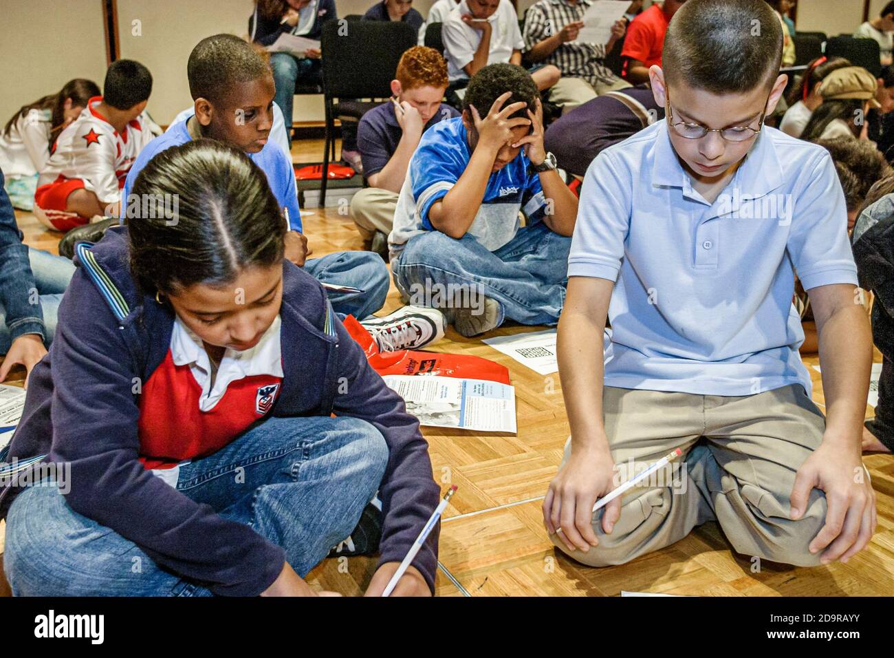 Miami Florida,Dade Monroe County Spelling Bee,concours annuel étudiant étudiant étudiant étudiant étudiant étudier des mots pendant la pause,Noir Africain hispanique asiatique Banque D'Images