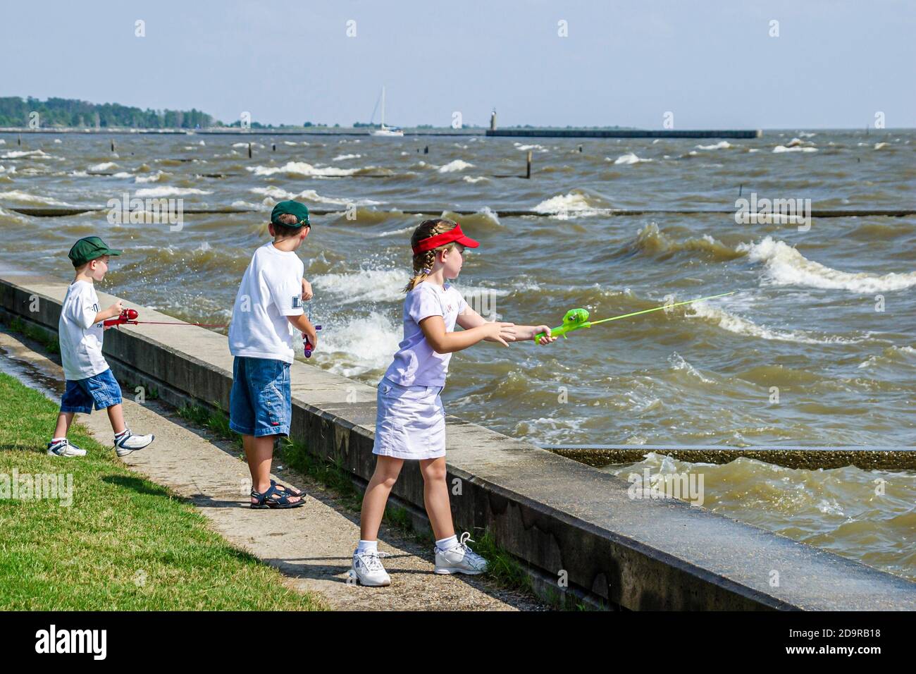 Louisiana Lake Pontchartrain Northshore,Mandeville Lakeshore Drive,enfant enfants garçon fille pêche au poisson, Banque D'Images