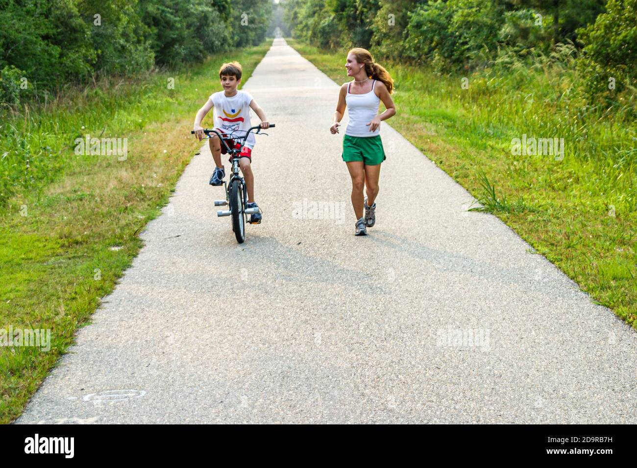 Louisiane Northshore,Mandeville,Fontainebleau State Park Tammany Trace chemin de chemin de fer conversion piste cyclable, garçon vélo ado fille jogging, Banque D'Images
