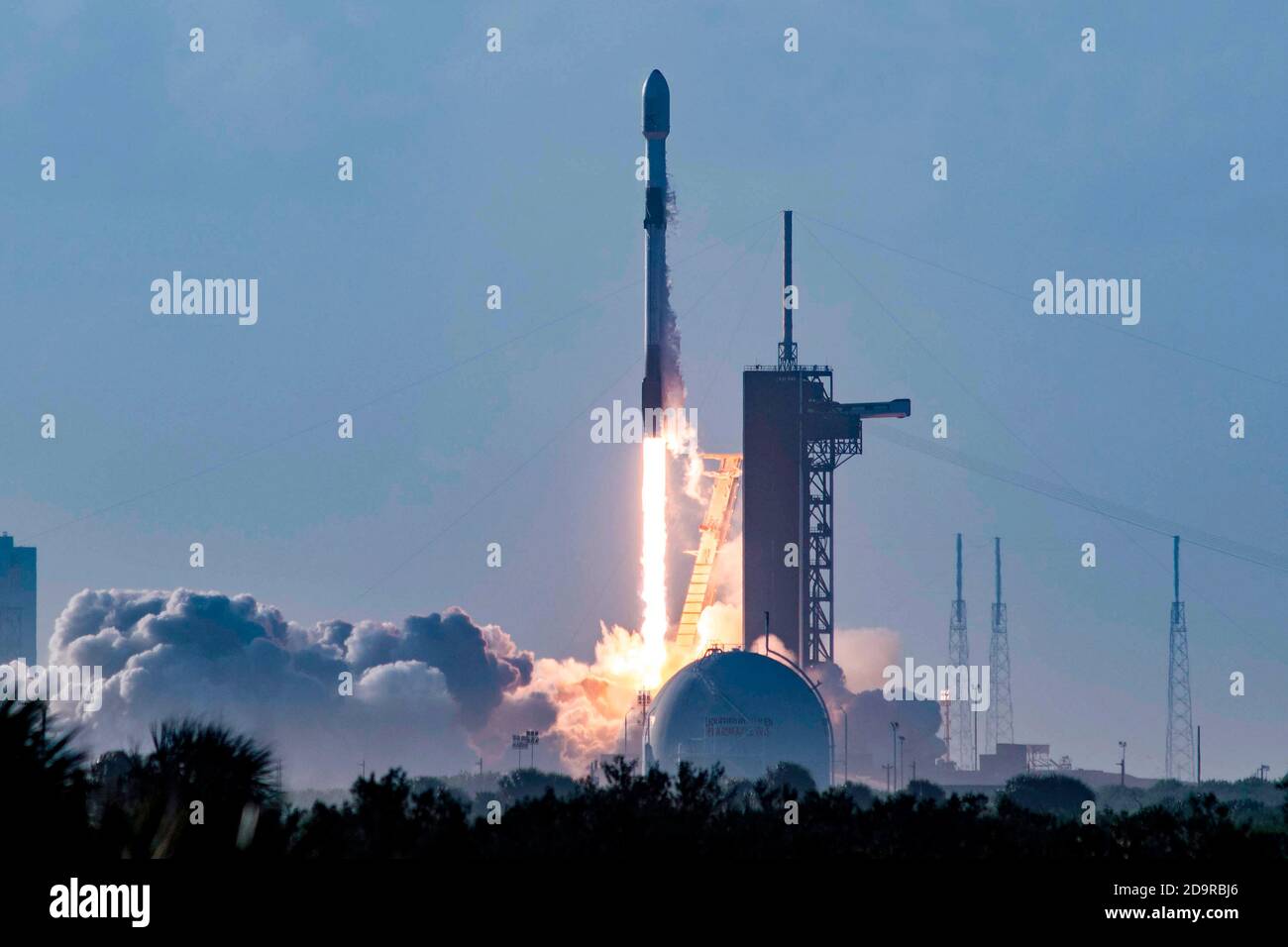 KENNEDY SPACE CENTER, FL, USA - 18 octobre 1020 - le dimanche 18 octobre à 8 h 25 HAE, 12 h 25 UTC, SpaceX a lancé 60 satellites Starlink de Launc Banque D'Images