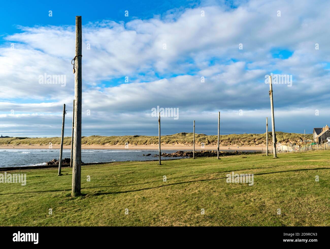 CRUDEN BAY ABERDEENSHIRE SCOTLAND OLD NET SÉCHAGE PÔLES PORT ERROLL ET SALMON BOTHY DONNANT SUR LA PLAGE PRINCIPALE ET LA MER Banque D'Images