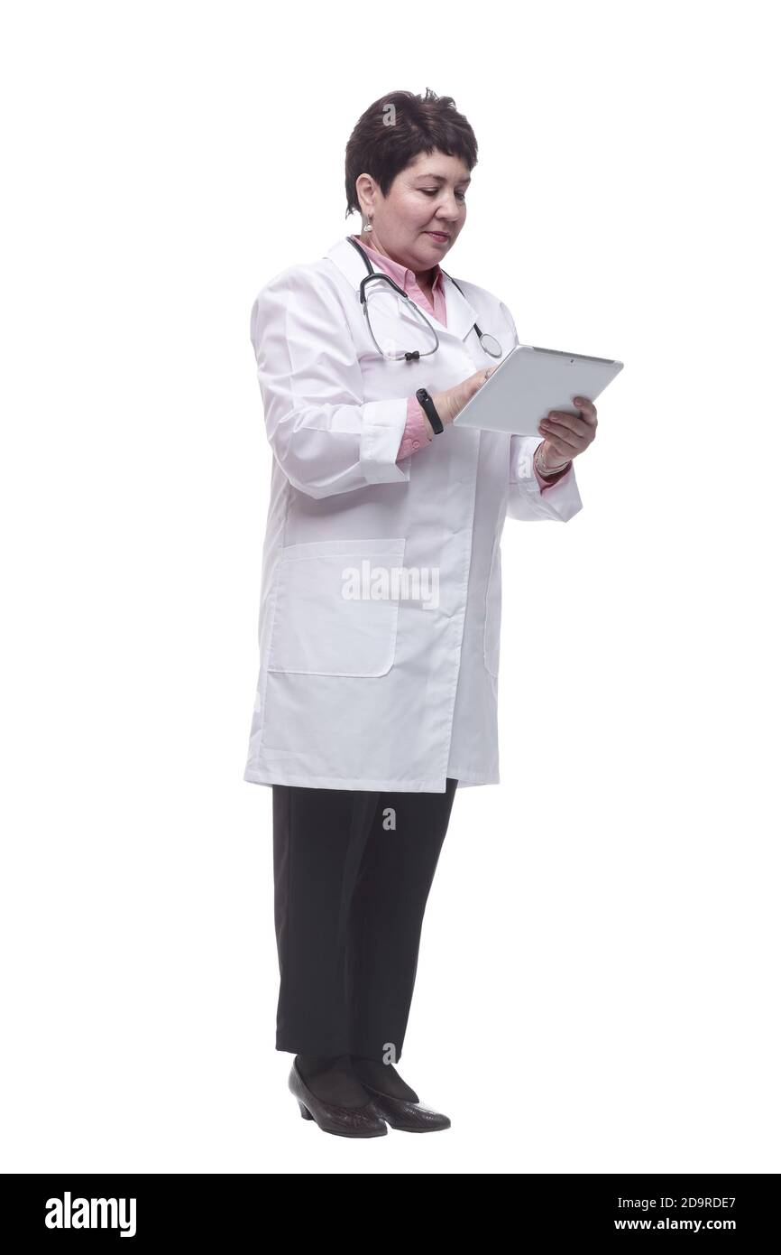 en pleine croissance. femme médecin lisant un message sur une tablette numérique. Banque D'Images