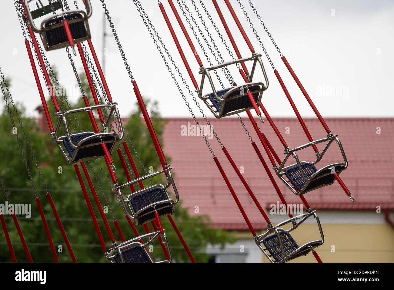 Un carrousel vide tourne dans le parc d'attractions. Banque D'Images