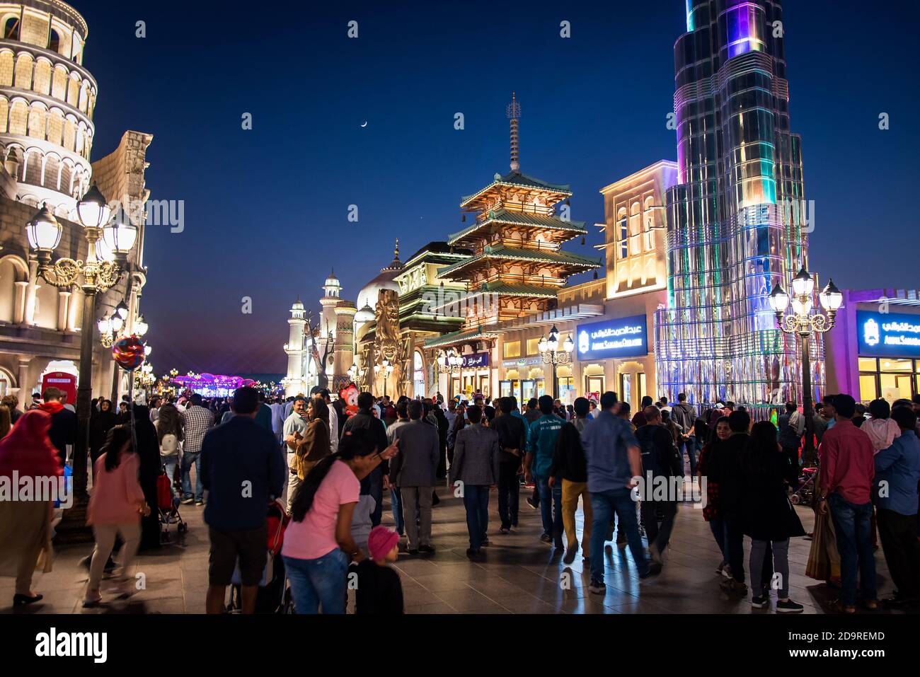 Dubaï, Émirats arabes Unis - 29 novembre 2019 : village mondial bondé à Dubaï la nuit. Attraction touristique populaire avec magasins et restaurants de Banque D'Images