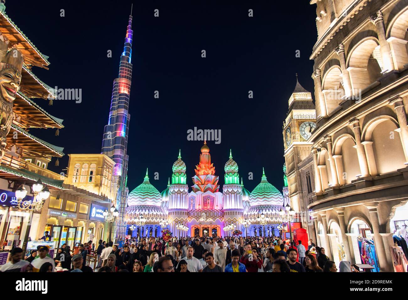 Dubaï, Émirats arabes Unis - 29 novembre 2019 : village mondial bondé à Dubaï la nuit. Attraction touristique populaire avec magasins et restaurants de Banque D'Images