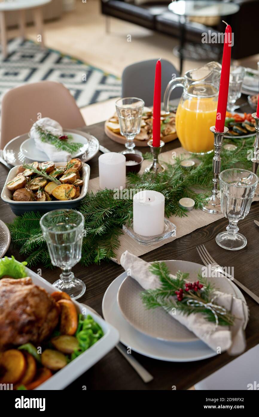 Table festive servie avec du jus d'orange maison, des pommes de terre rôties et de la dinde Banque D'Images