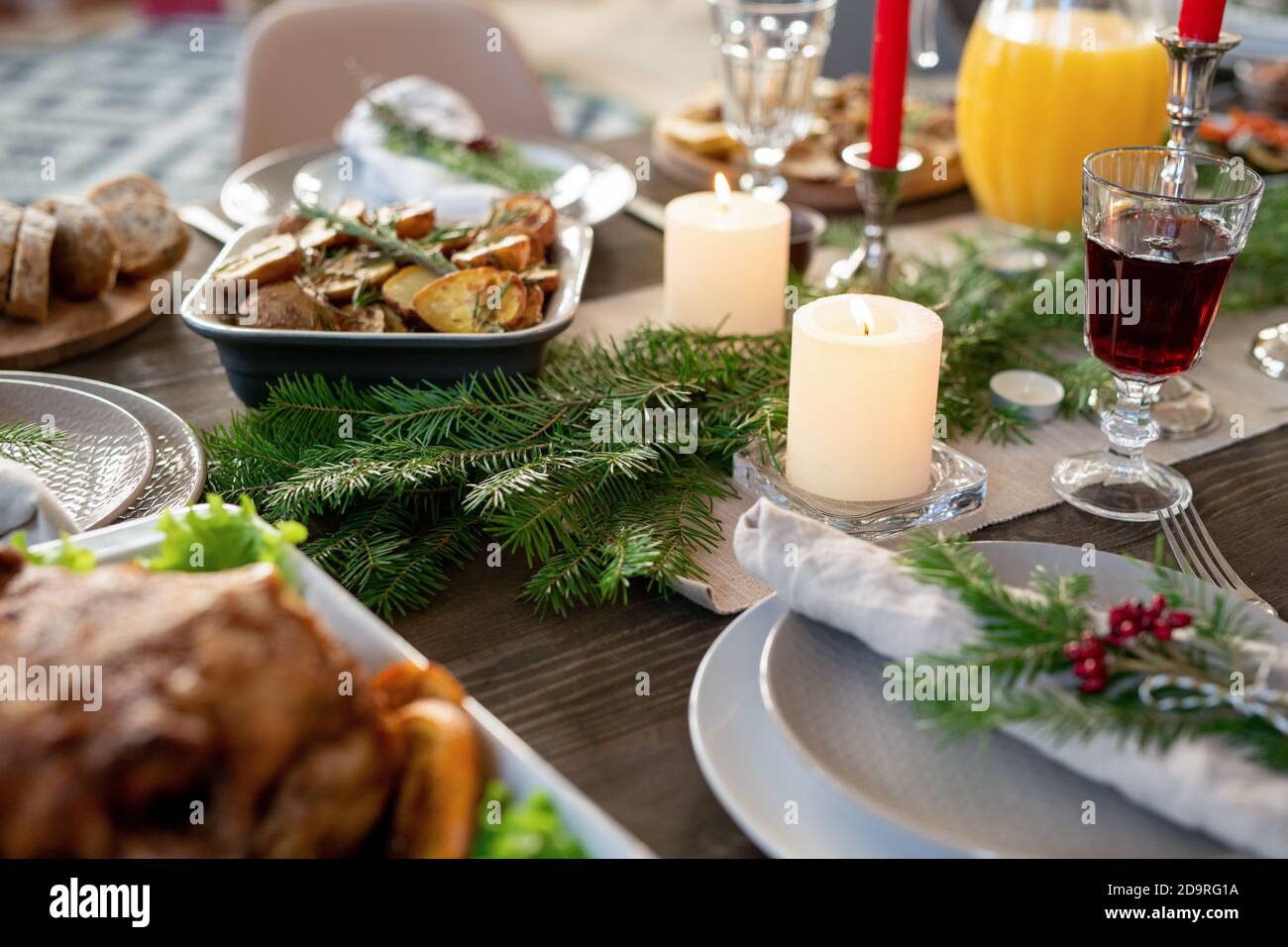 Partie de table festive servie avec un pichet de jus d'orange, des pommes de terre rôties, de la dinde Banque D'Images
