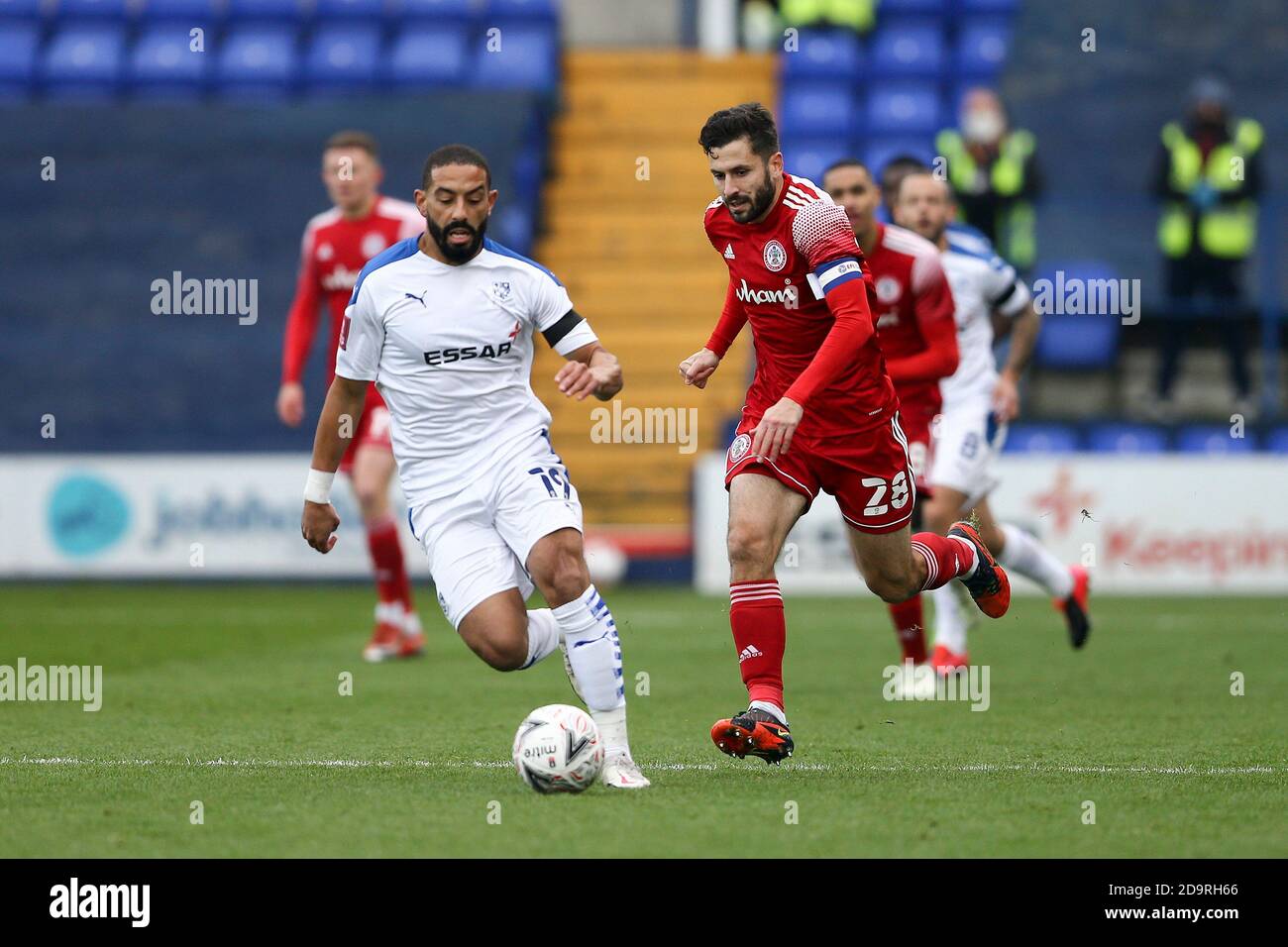 Birkenhead, Royaume-Uni. 07th nov. 2020. Liam Feeney de Tranmere Rovers (l) et Seamus Conneely d'Accrington Stanley en action. Emirates FA Cup, 1er match rond, Tranmere Rovers et Accrrington Stanley au parc de Prenton, Birkenhead, Wirral, le samedi 7 novembre 2020. Cette image ne peut être utilisée qu'à des fins éditoriales. Utilisation éditoriale uniquement, licence requise pour une utilisation commerciale. Aucune utilisation dans les Paris, les jeux ou les publications d'un seul club/ligue/joueur.pic par Chris Stading/Andrew Orchard sports Photography/Alamy Live News crédit: Andrew Orchard sports Photography/Alamy Live News Banque D'Images