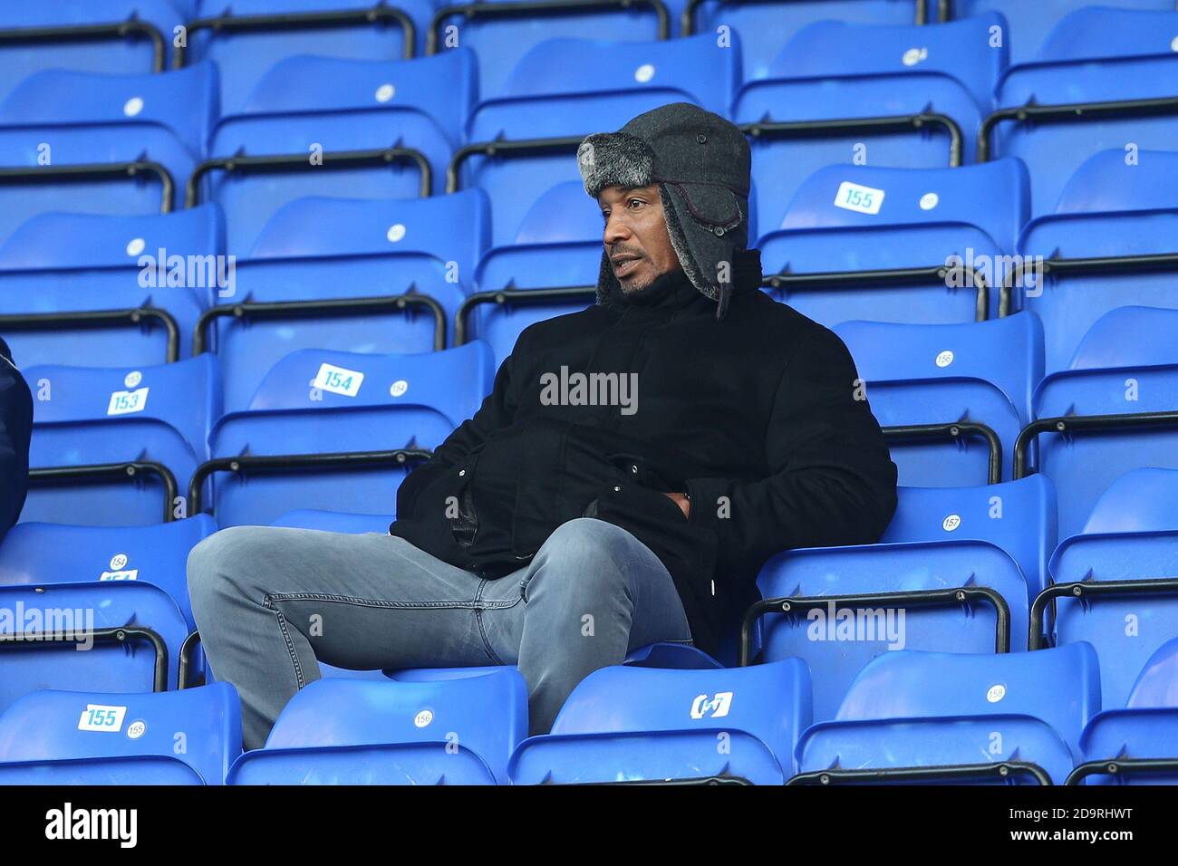 Birkenhead, Royaume-Uni. 07th nov. 2020. Paul Ince, ancien joueur d'Angleterre et de Man Utd, est vu comme il est assis à regarder le match depuis le stand. Emirates FA Cup, 1er match rond, Tranmere Rovers et Accrrington Stanley au parc de Prenton, Birkenhead, Wirral, le samedi 7 novembre 2020. Cette image ne peut être utilisée qu'à des fins éditoriales. Utilisation éditoriale uniquement, licence requise pour une utilisation commerciale. Aucune utilisation dans les Paris, les jeux ou les publications d'un seul club/ligue/joueur.pic par Chris Stading/Andrew Orchard sports Photography/Alamy Live News crédit: Andrew Orchard sports Photography/Alamy Live News Banque D'Images