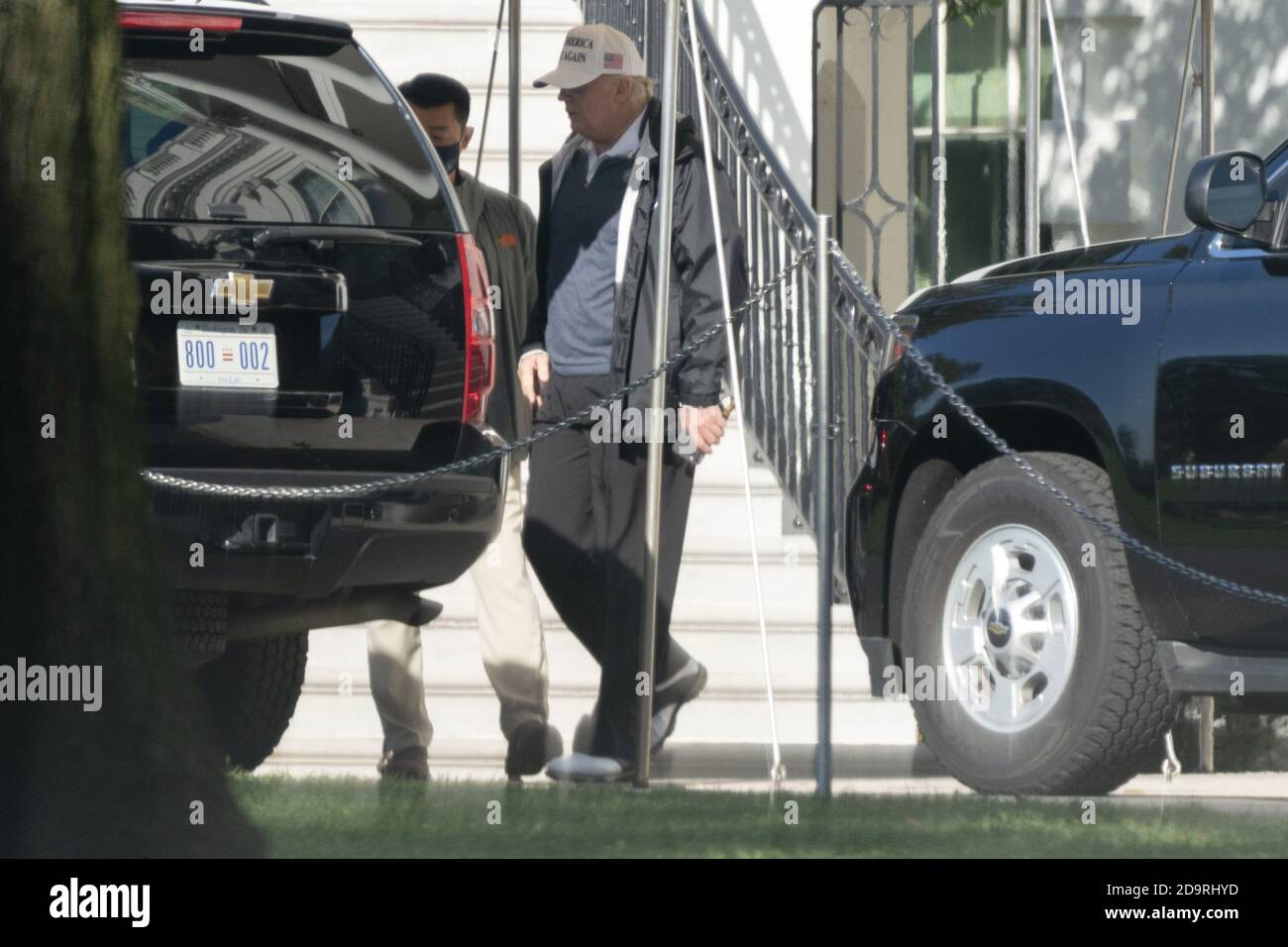 Le président des États-Unis Donald Trump quitte la Maison Blanche à Washington, DC, et se dirige vers un lieu non divulgué le samedi 7 novembre 2020. L'Amérique attend toujours les résultats de la course à la présidence d'une poignée d'États clés. Photo de Chris Kleponis/UPI Banque D'Images