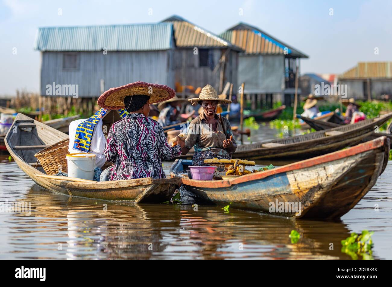 Femmes en bateaux à aubes sur le marché de l'eau Banque D'Images