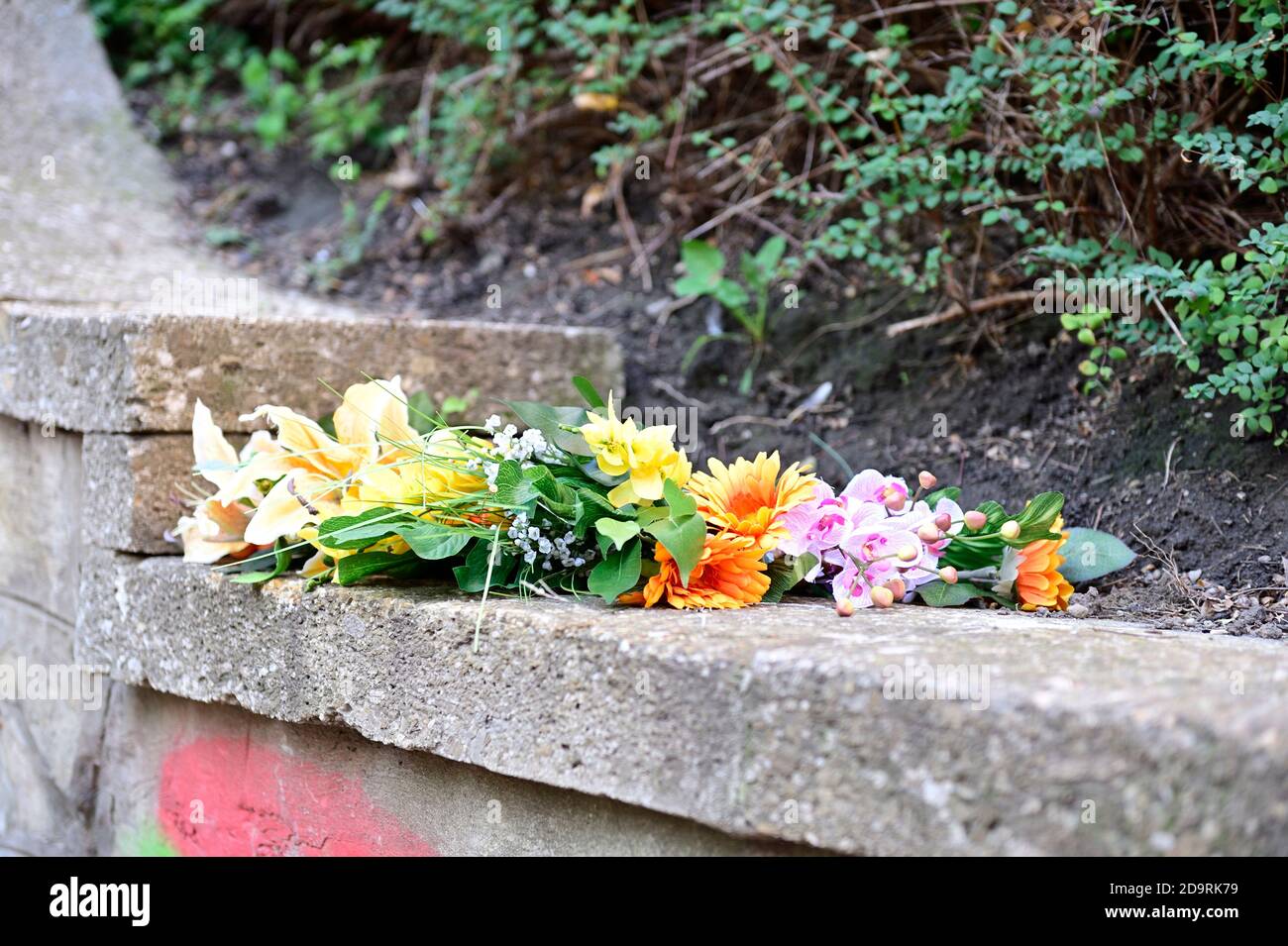 Vienne, Autriche. 7 novembre 2020. Les gens pleurent les victimes de l'attentat terroriste du 02 novembre 2020. L'image montre un bouquet de fleurs sur un mur de briques. Banque D'Images