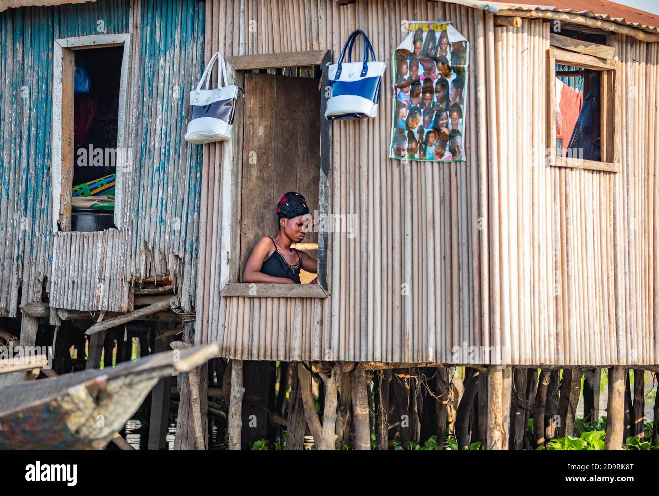 Femme dans la fenêtre de son magasin dans le village d'eau Ganvie Banque D'Images