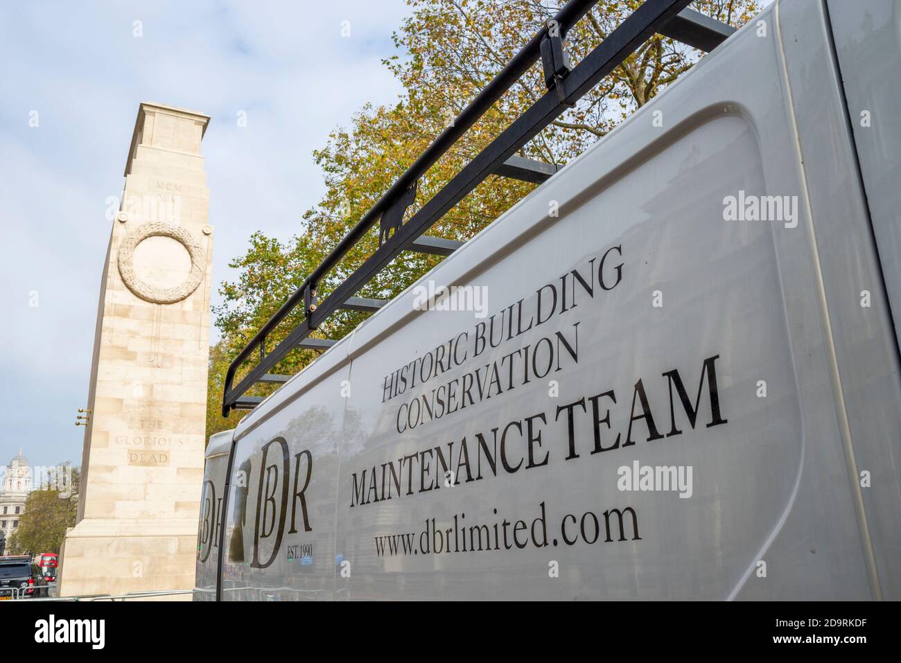 DBR Limited, équipe de conservation des bâtiments historiques Van, travaillant sur le Cenotaph à Whitehall, Londres, Royaume-Uni, en préparation pour le jour du souvenir Banque D'Images