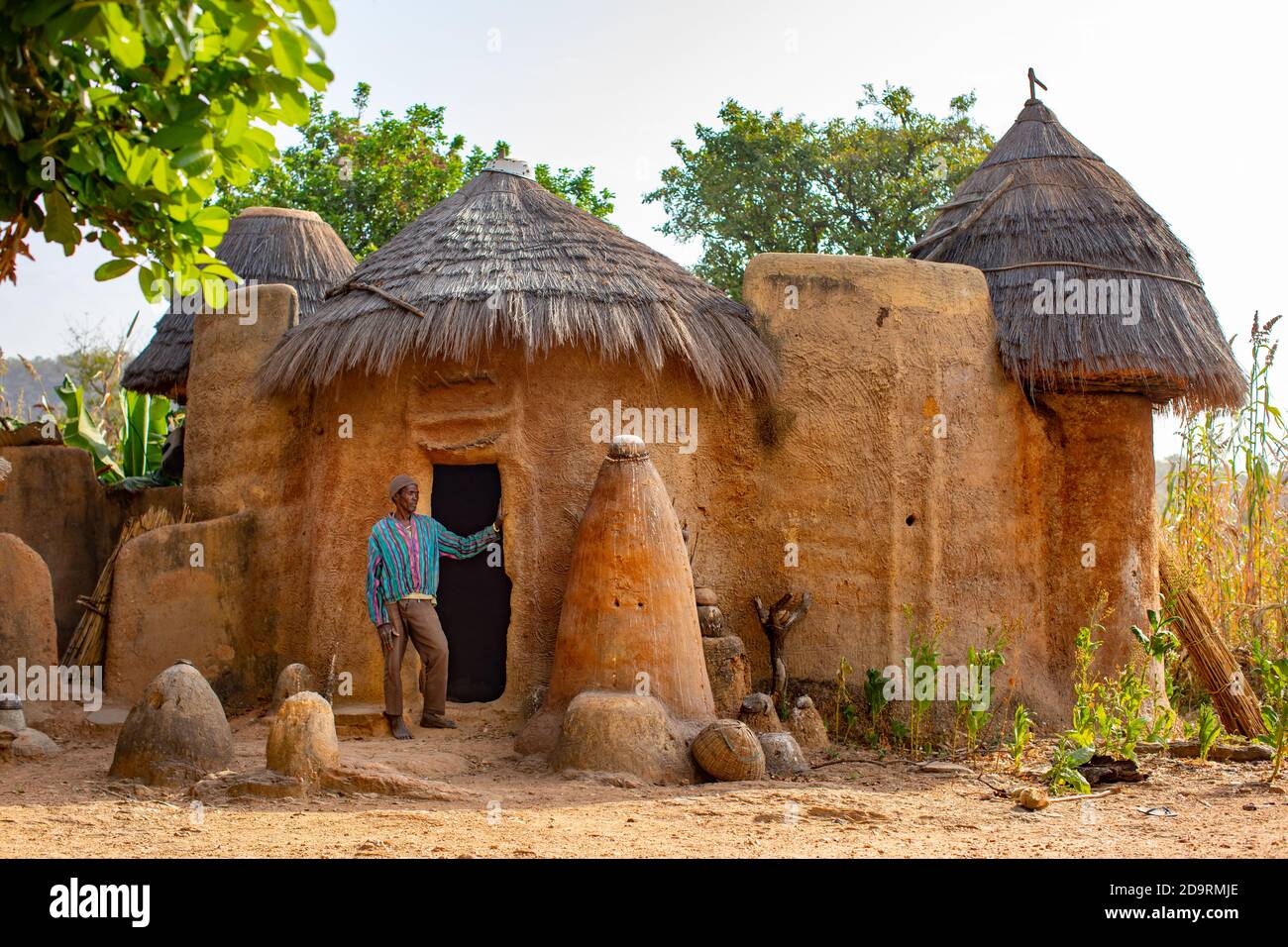 Vieil homme qui séjournait près de la maison de sa tribu traditionnelle de Tata Somba Banque D'Images