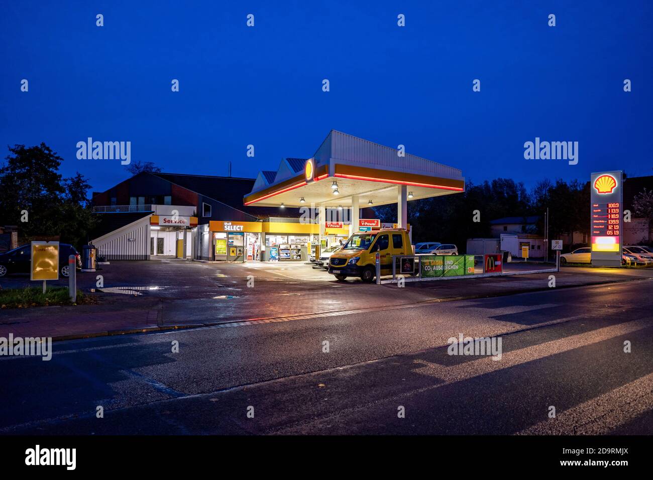 Station-service Shell à Cuxhaven, Allemagne. Banque D'Images