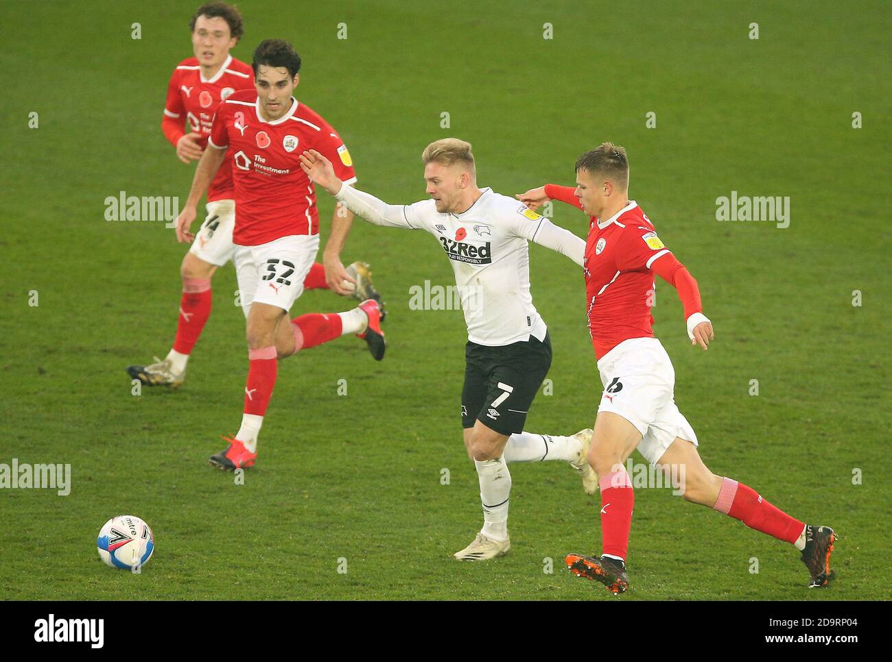 Kamil Jozwiak du comté de Derby (au centre) et Mads Andersen de Barnsley (à droite) se livrent à des combats pour le ballon lors du match de championnat Sky Bet au Pride Park Stadium, Derby. Banque D'Images