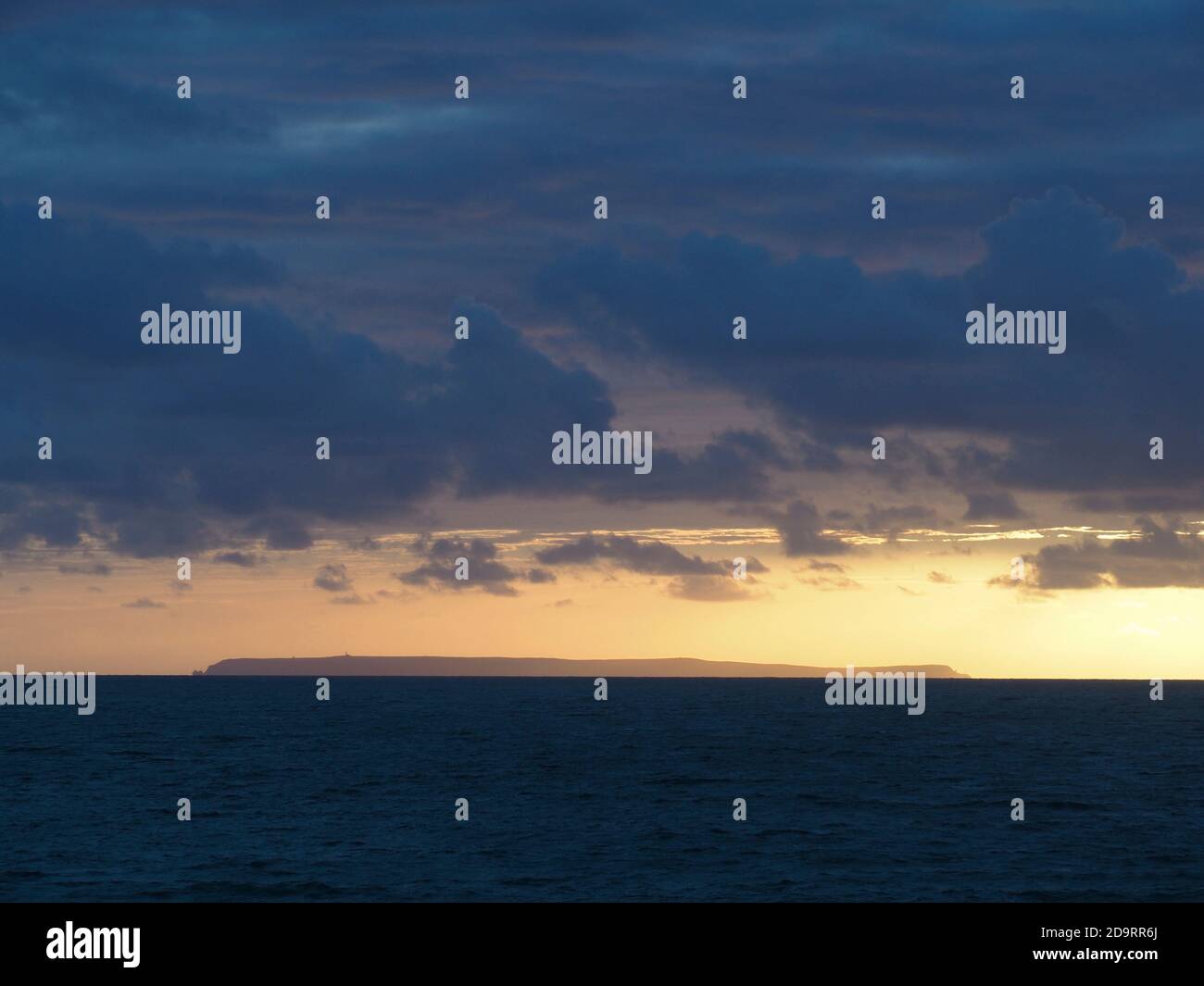 Coucher de soleil sur l'île de Lundy depuis la plage de Woolacombe, Devon Banque D'Images