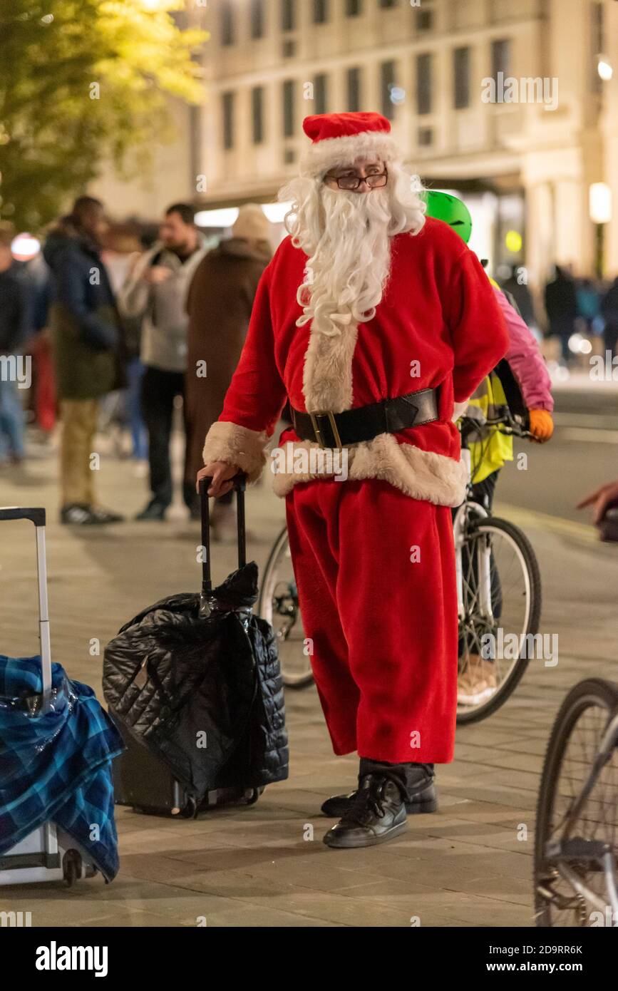 Homme de race blanche senior vêtu d'une tenue Père Noël, tenue Père Noël,  la nuit le premier jour de COVID19 second Lockout. Un maintien exceptionnel  Photo Stock - Alamy