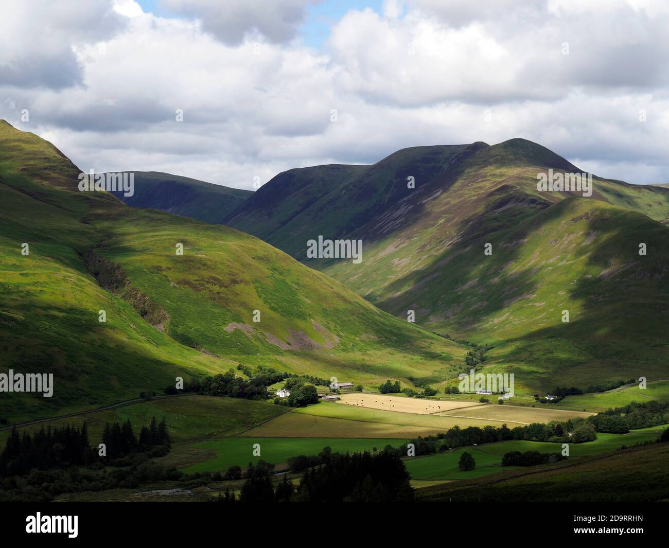 Vue vers l'ouest depuis Roundstonefoot près vers Hart Fell et Blackwomen Burn, Southern Uplands, Moffat, Écosse Banque D'Images