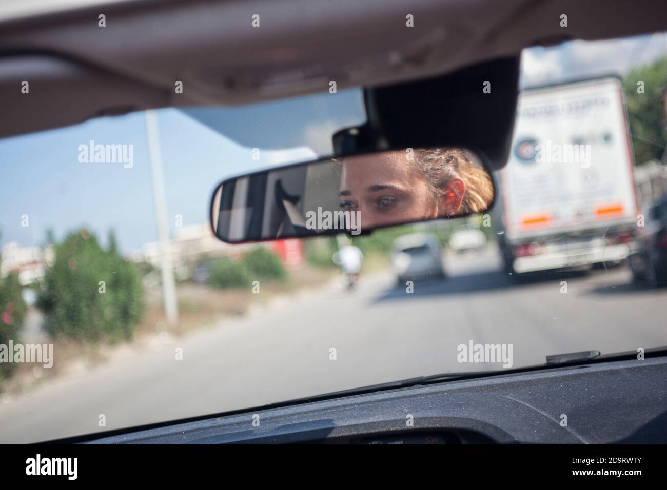 Rétroviseur intérieur de la voiture avec miroir de fille Photo Stock - Alamy