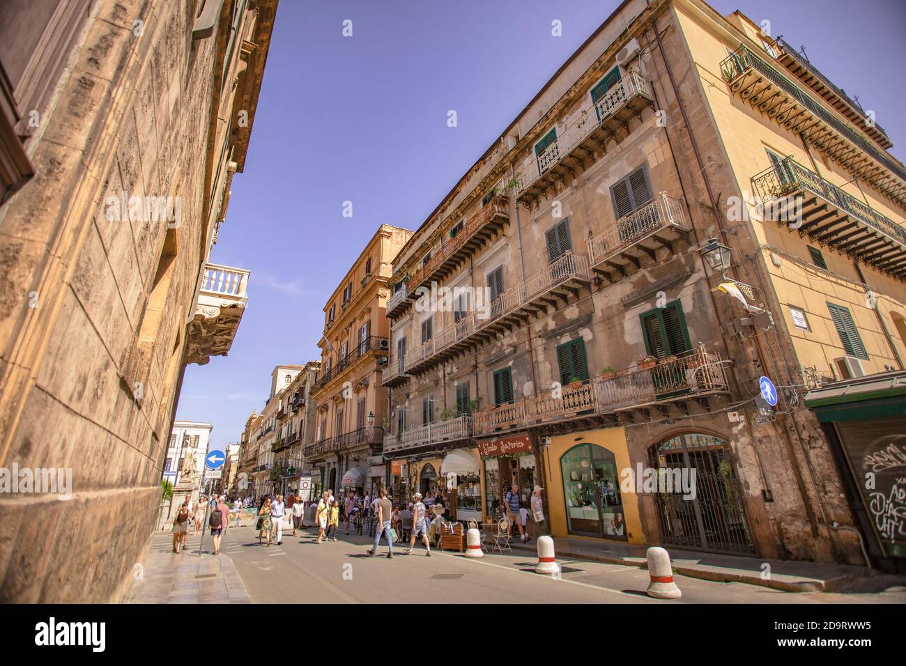 Corso Vittorio Emanuele à Palerme avec des gens à pied une vie de ville Banque D'Images