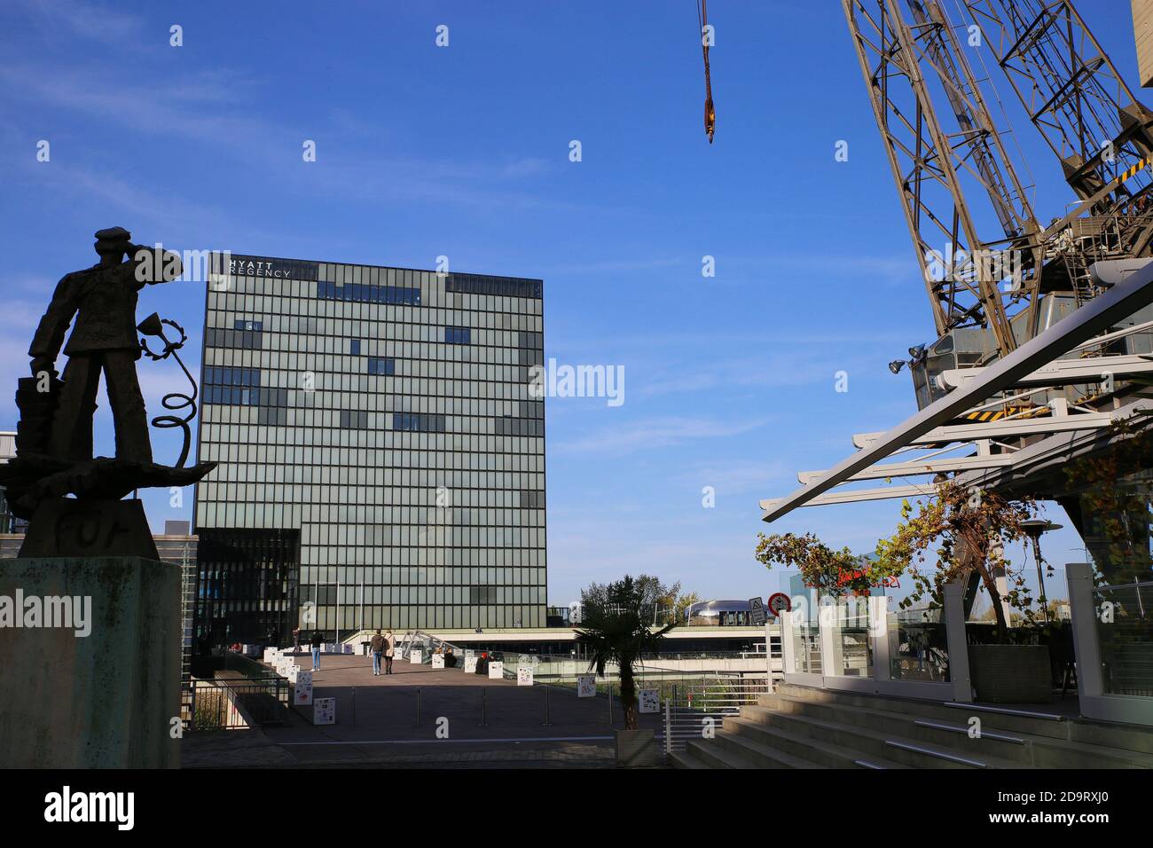 Düsseldorf (Medienhafen), Allemagne - novembre 7. 2020: Vue sur la façade de l'hôtel Hyatt regency au port allemand avec grue Banque D'Images