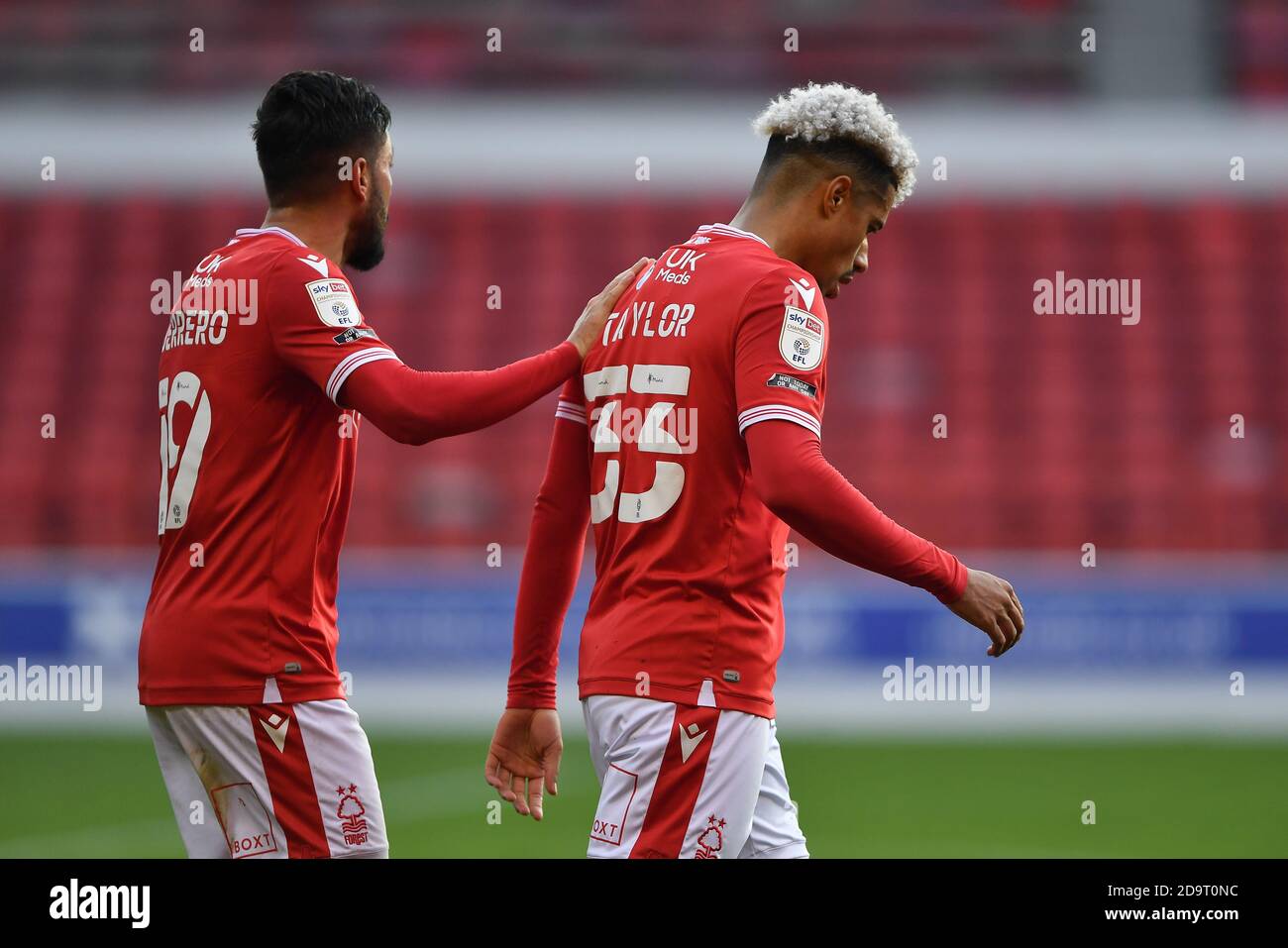 NOTTINGHAM, ANGLETERRE. 7 NOVEMBRE Lyle Taylor de la forêt de Nottingham obtient un pat sur le dos de Miguel çngel Guerrero de la forêt de Nottingham après le printemps un but de faire 1-0 pendant le match de championnat de Sky Bet entre la forêt de Nottingham et Wycombe Wanderers à la ville Ground, Nottingham le samedi 7 novembre 2020. (Credit: Jon Hobley | MI News) Credit: MI News & Sport /Alay Live News Banque D'Images