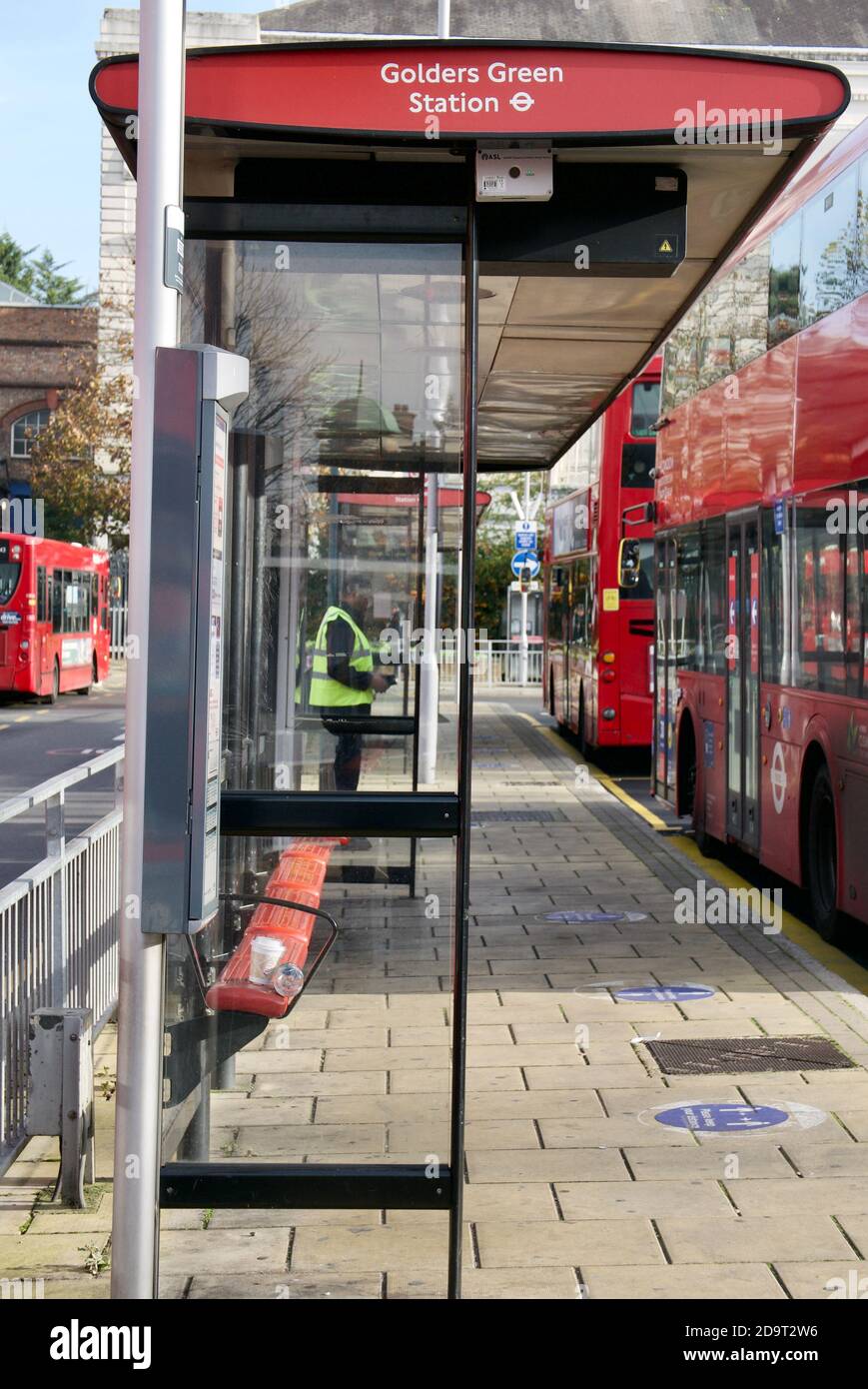 Premier week-end du deuxième confinement national au Royaume-Uni. Vider les bus rouges de Londres et la station de bus à Golders Green, Londres le samedi 7 novembre. Banque D'Images