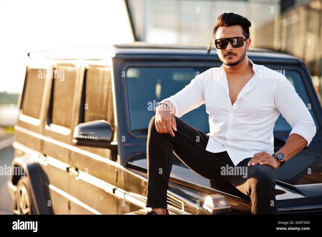 Homme asiatique solide en chemise blanche et lunettes de soleil posé près de  la voiture suv mafia noire Photo Stock - Alamy