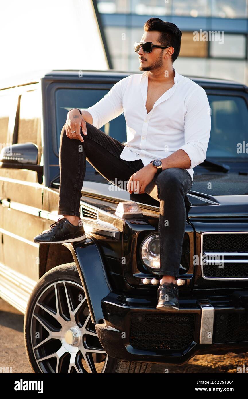 Homme asiatique solide en chemise blanche et lunettes de soleil posé près  de la voiture suv mafia noire Photo Stock - Alamy