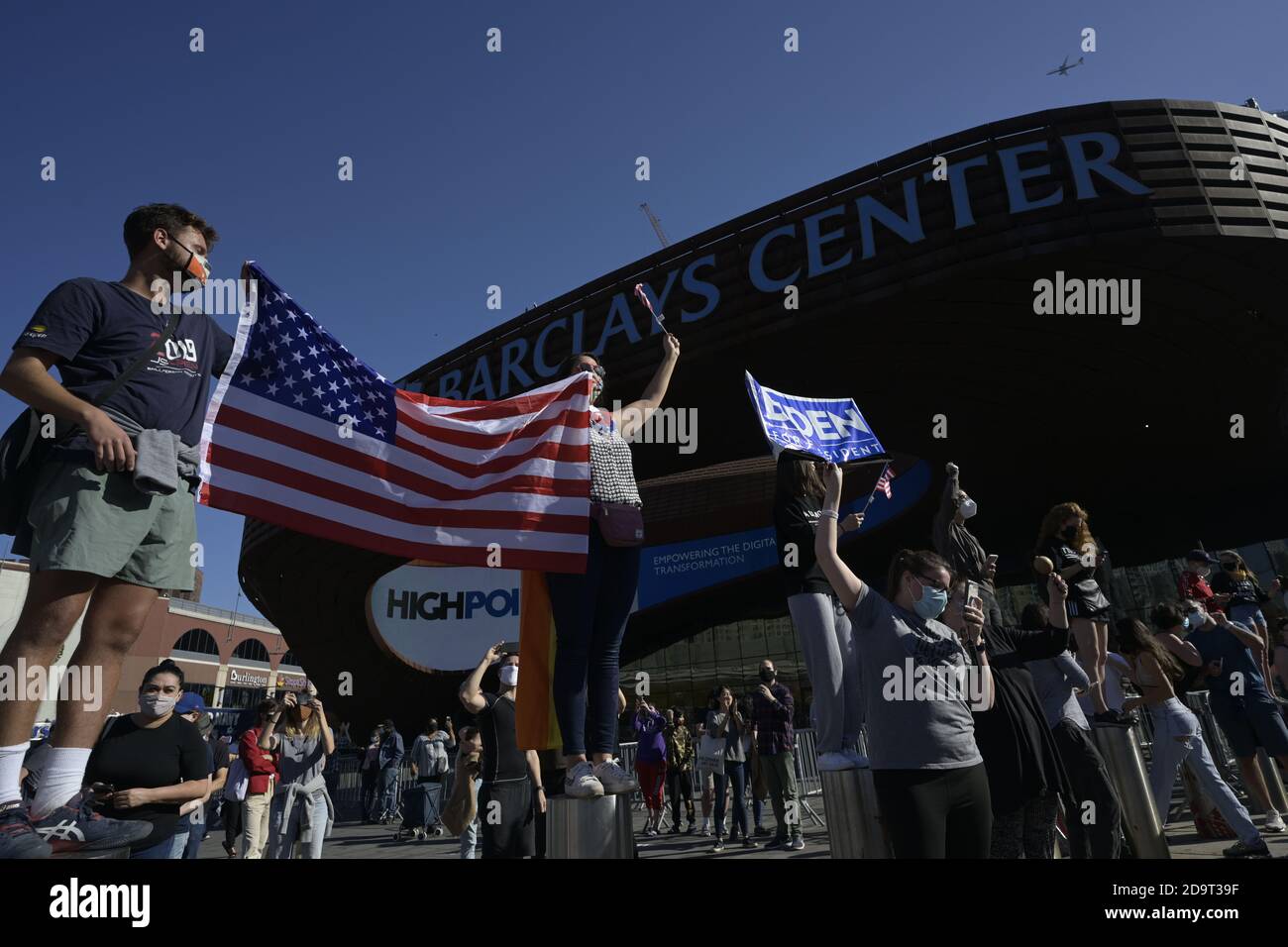 Brooklyn, New York, États-Unis 7 novembre 2020. Les gens se rassemblent à l'extérieur du Barclays Center pour célébrer la victoire projetée de Joe Biden dans la course présidentielle américaine Banque D'Images