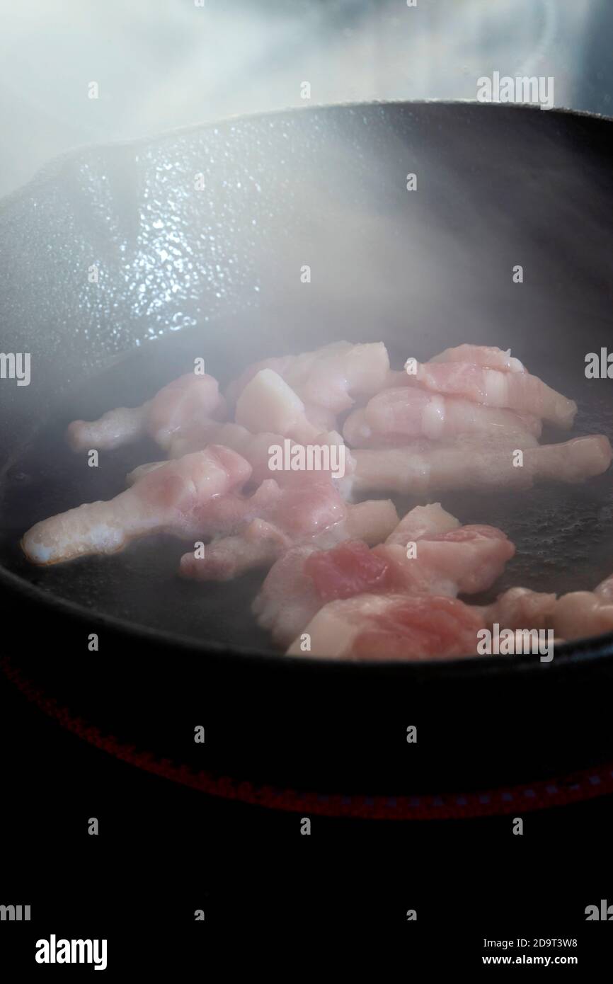Lardons de bacon hachés en fonte sur une table de cuisson repasser la poêle Photo Stock Alamy