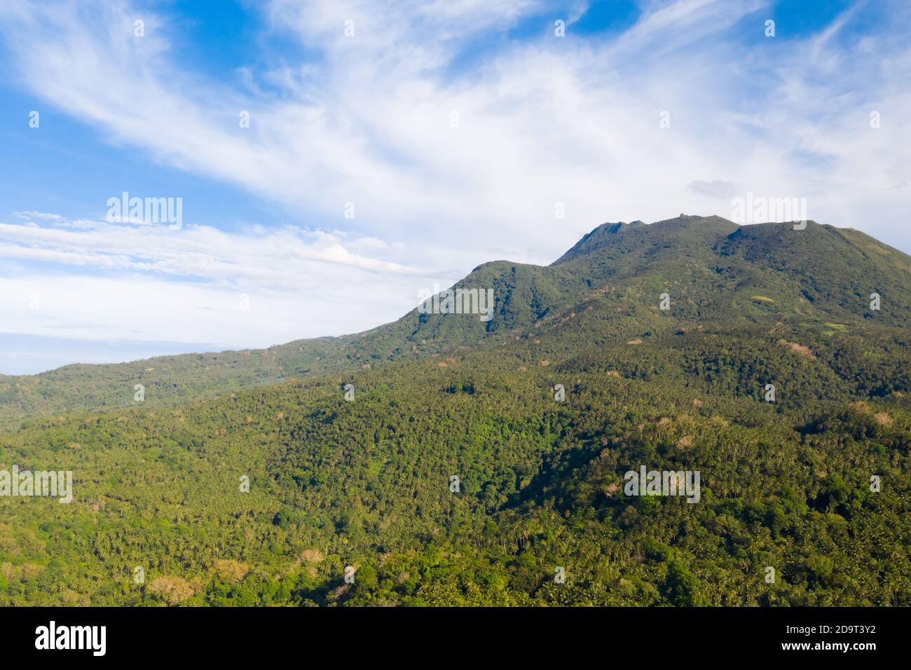 Hibok-Hibok Volcano. Paysage de montagne sur l'île de Camiguin, Philippines. Les volcans et forêt. Collines et forêt tropicale. Banque D'Images