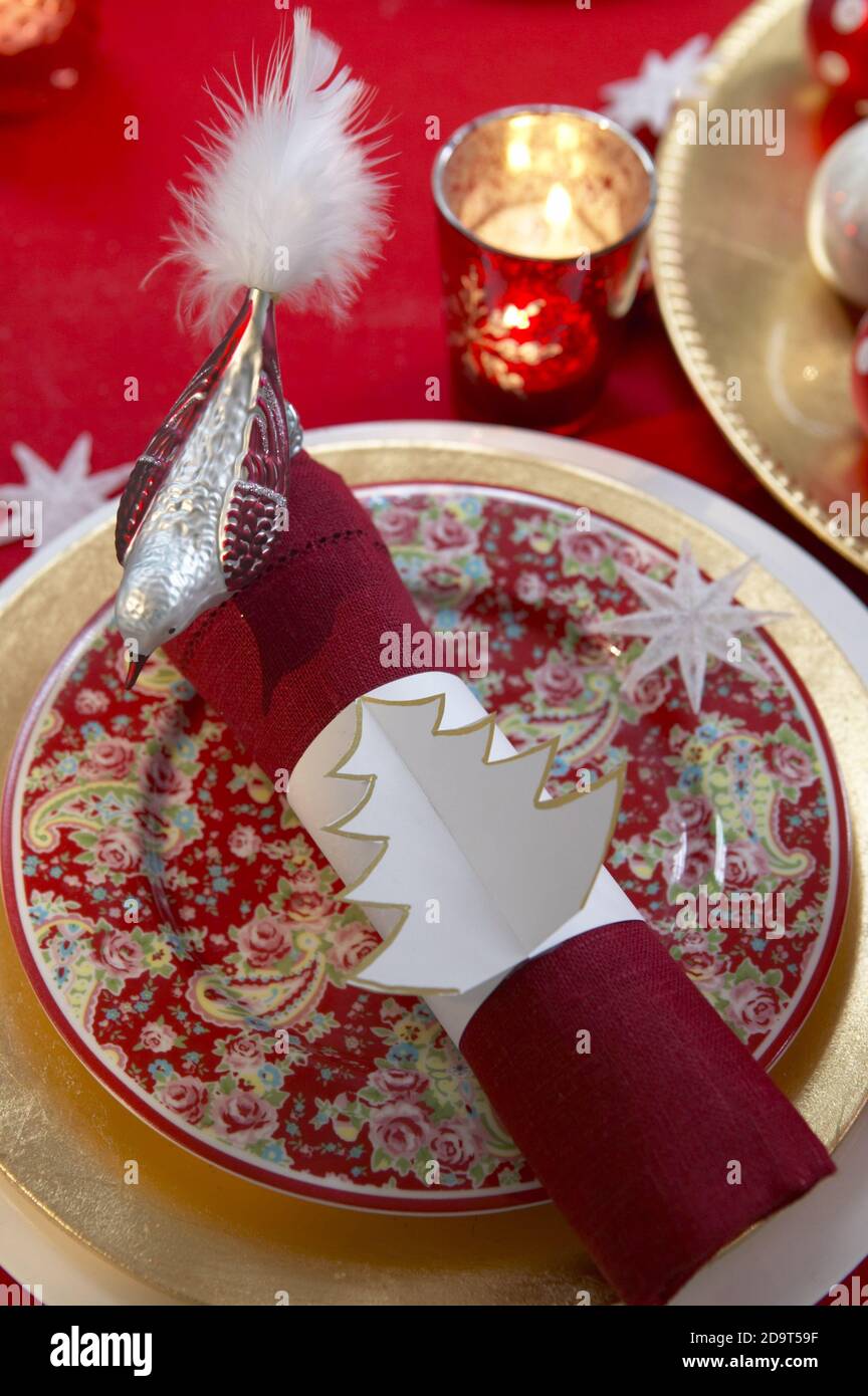 Table de Noël rouge et blanc, ronds de serviettes en papier avec sapin Royaume-Uni USAGE SEULEMENT/EMAIL POUR EFFACER D'AUTRES DROITS Banque D'Images