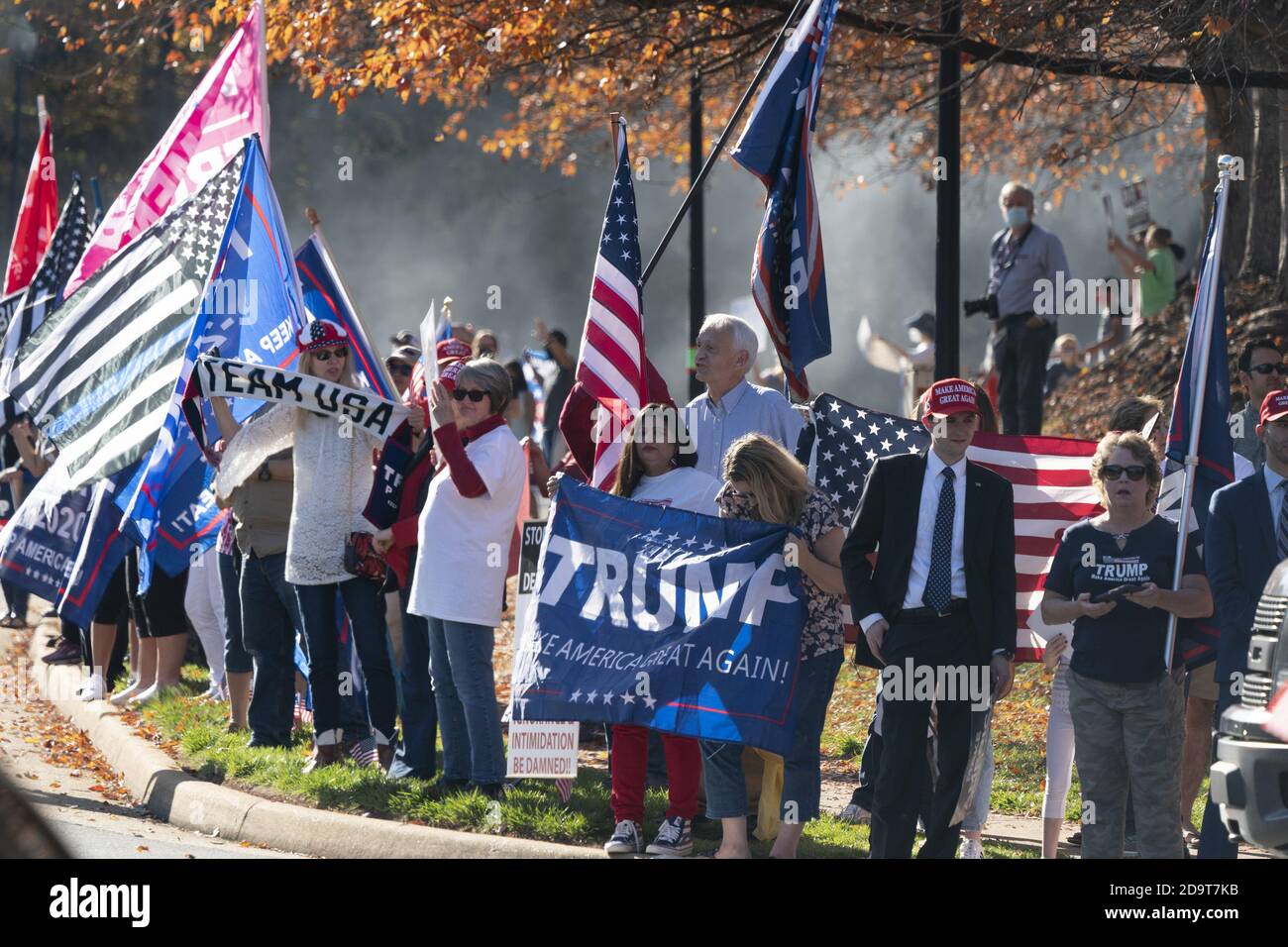 Sterling, États-Unis. 07th nov. 2020. Des manifestants se trouvent dans la rue tandis que le président américain Donald Trump joue au golf au club de golf national de Trump à Sterling, en Virginie, le samedi 7 novembre 2020. Les organismes de presse ont déclaré Joe Biden vainqueur et président élu. Photo de Chris Kleponis/UPI crédit: UPI/Alay Live News Banque D'Images