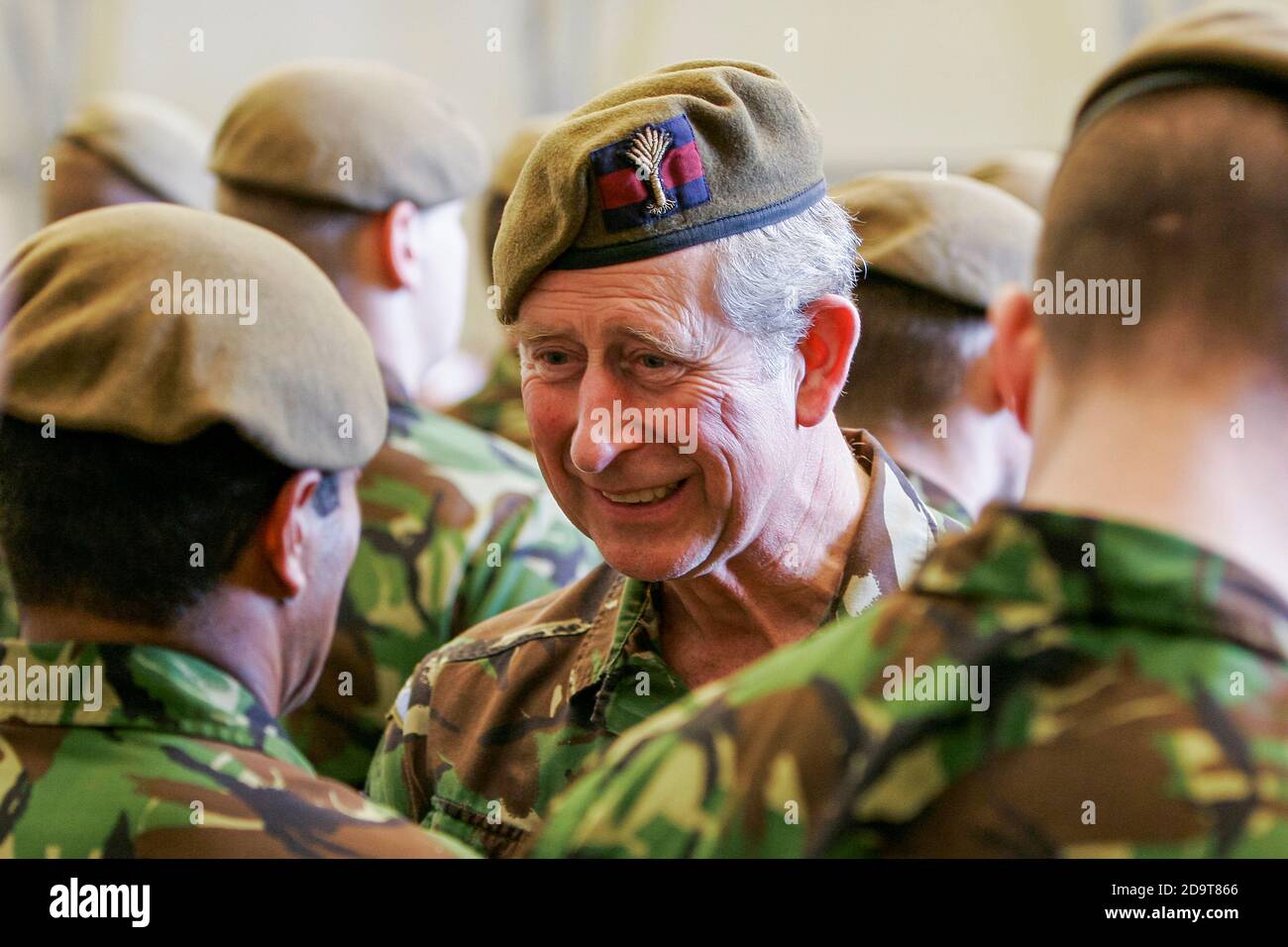 Le prince Charles de Grande-Bretagne parle aux soldats lors d'une visite Aux soldats britanniques et aux membres du 1er Bataillon Les gardes gallois se sont déployés sur le terrain de la paix Banque D'Images