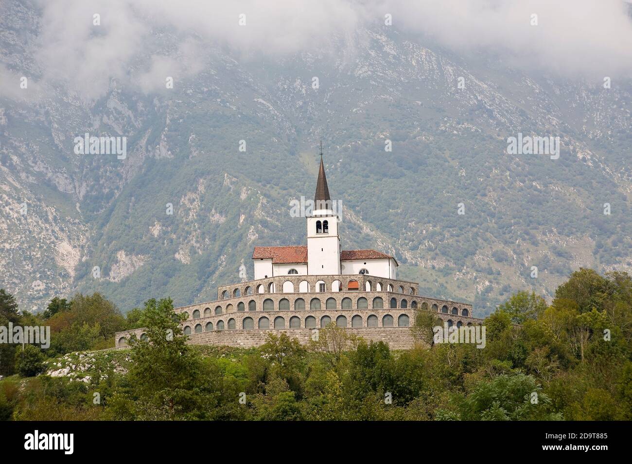 Mémorial italien de la première guerre mondiale et église Saint Anthony, Kobarid, Slovénie. Batailles de la vallée de l'Isonzo ou de la Soca 1915 - 1917. Banque D'Images