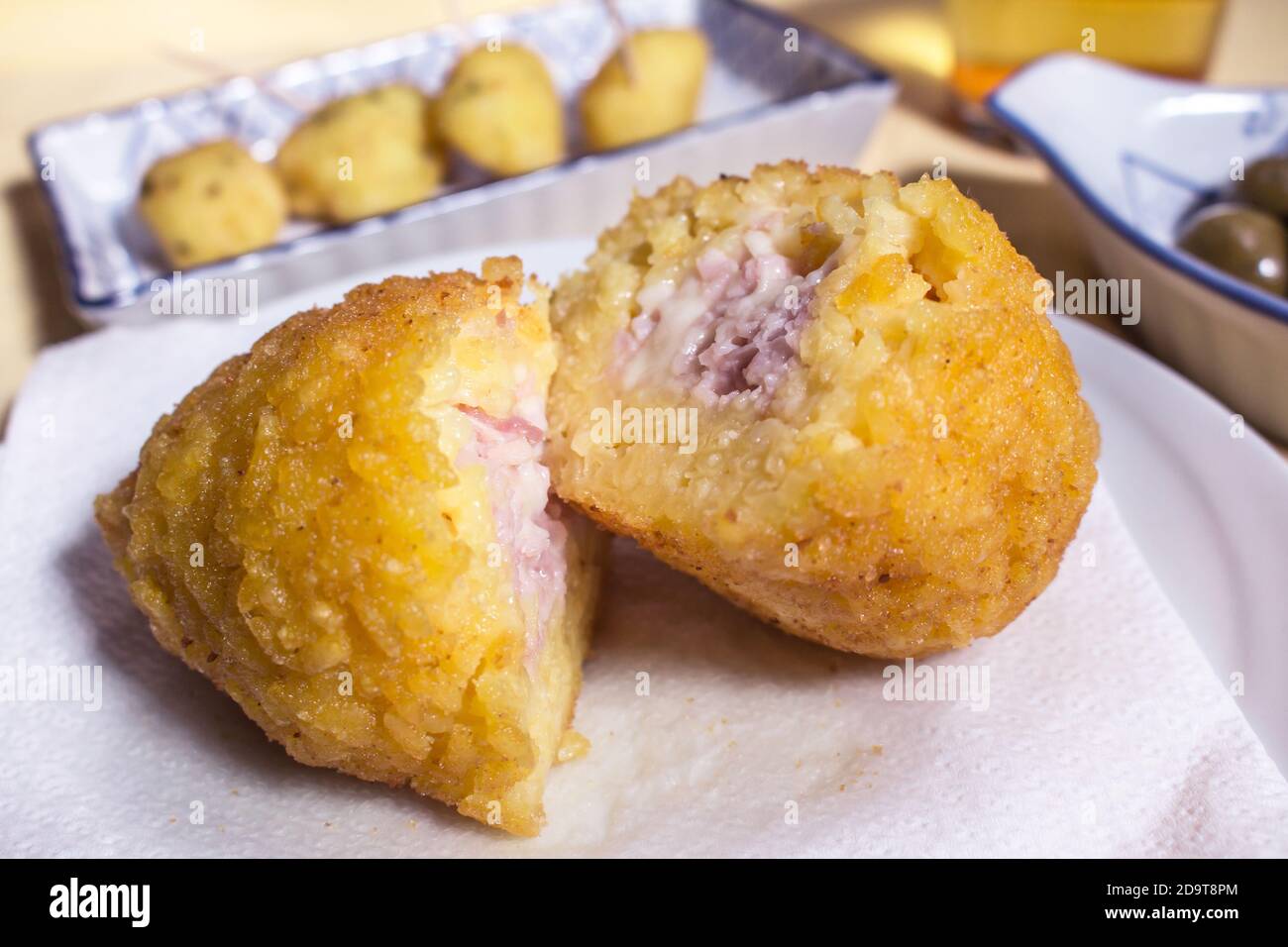 Cuisine de rue sicilienne: Traditionnelle 'arancina palermitana a'bburro' Banque D'Images