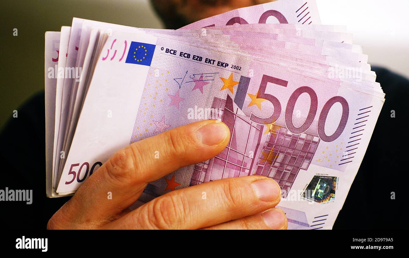 un homme riche montre 10,000 euros en billets de 500 euros Photo Stock -  Alamy