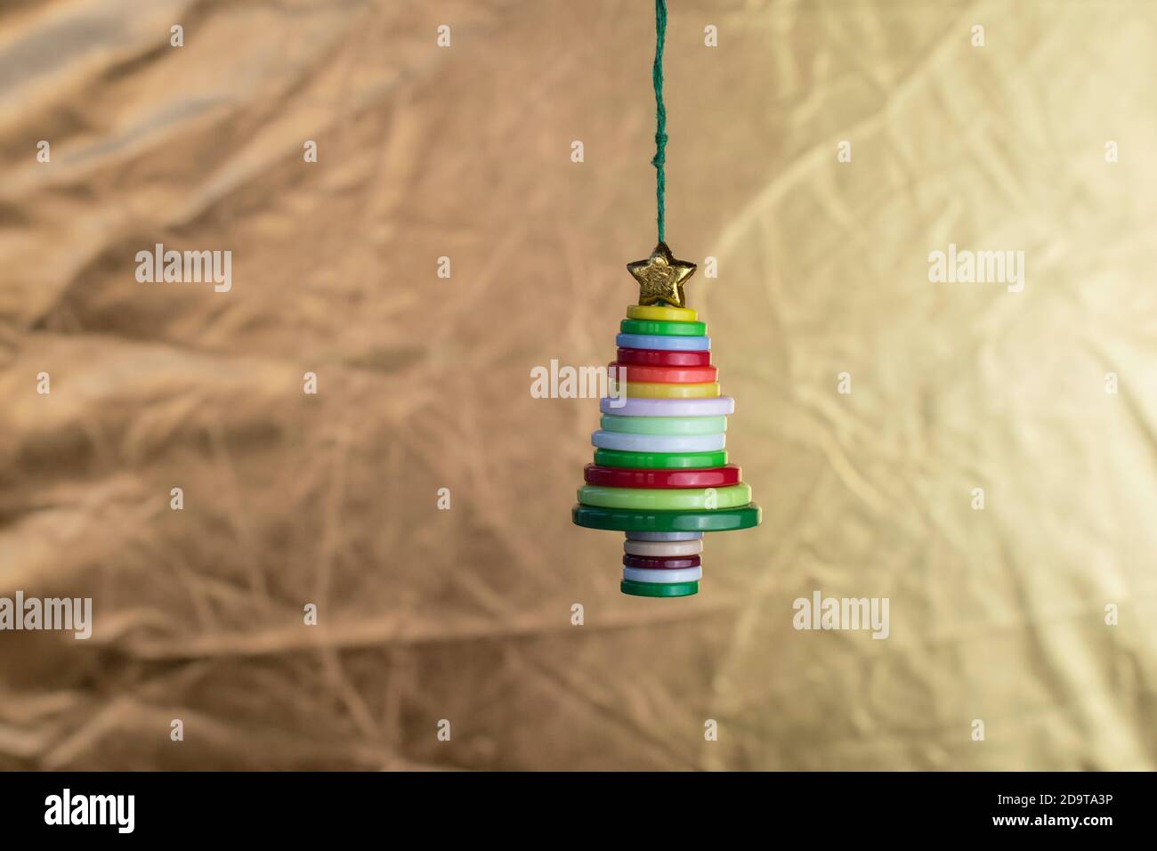 Période des fêtes minimaliste - arbre de Noël sur un fond festif Banque D'Images