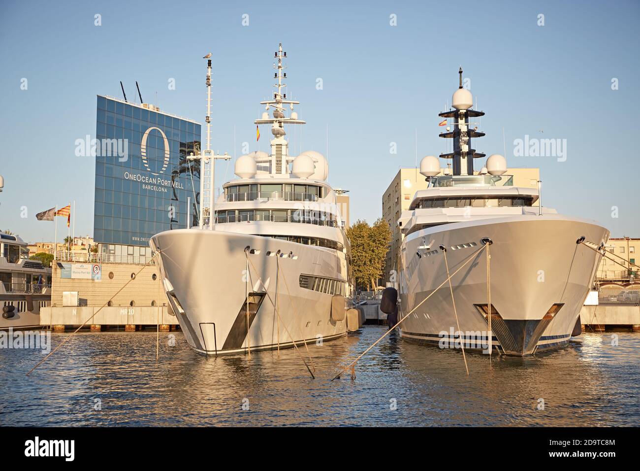 Barcelone, Espagne, septembre 2019. Yachts de luxe amarrés dans le port de Barceloneta avec les bâtiments de la ville en arrière-plan. Banque D'Images