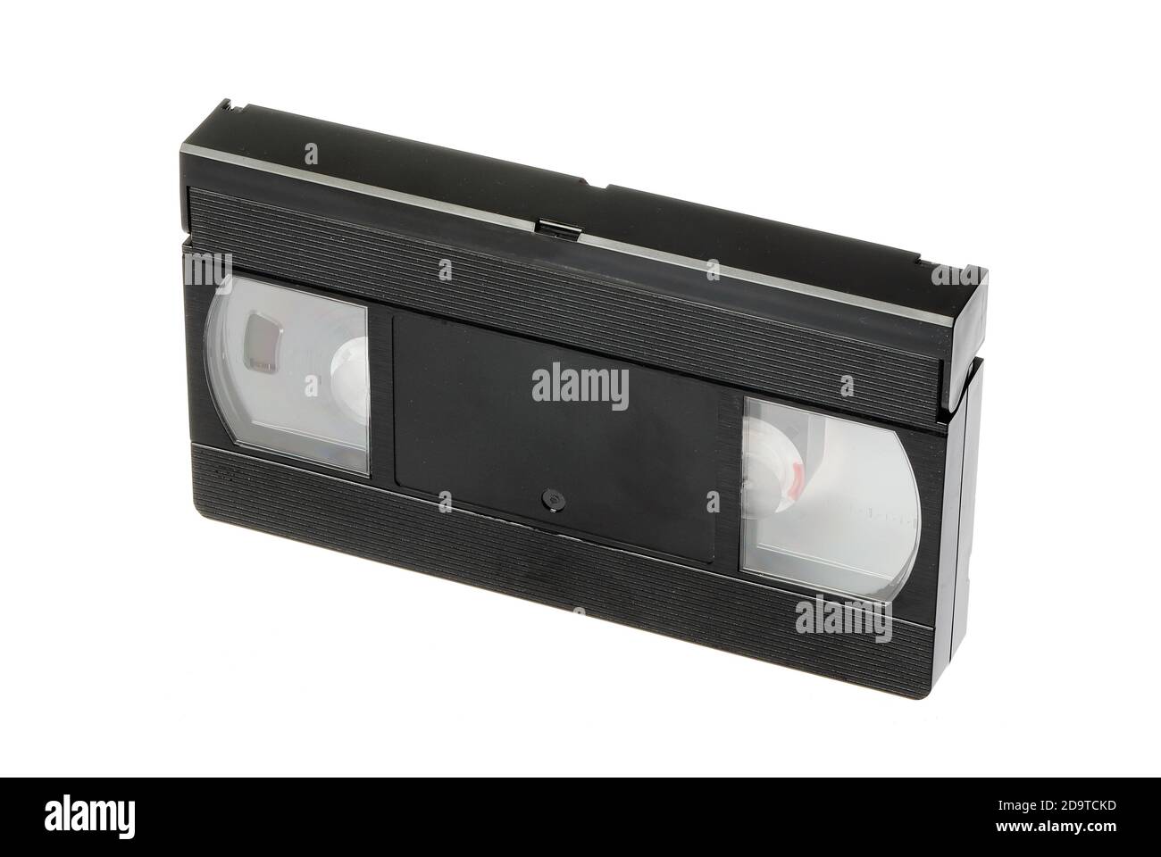 Cassette vidéo noire non étiquetée isolée sur fond blanc. Banque D'Images