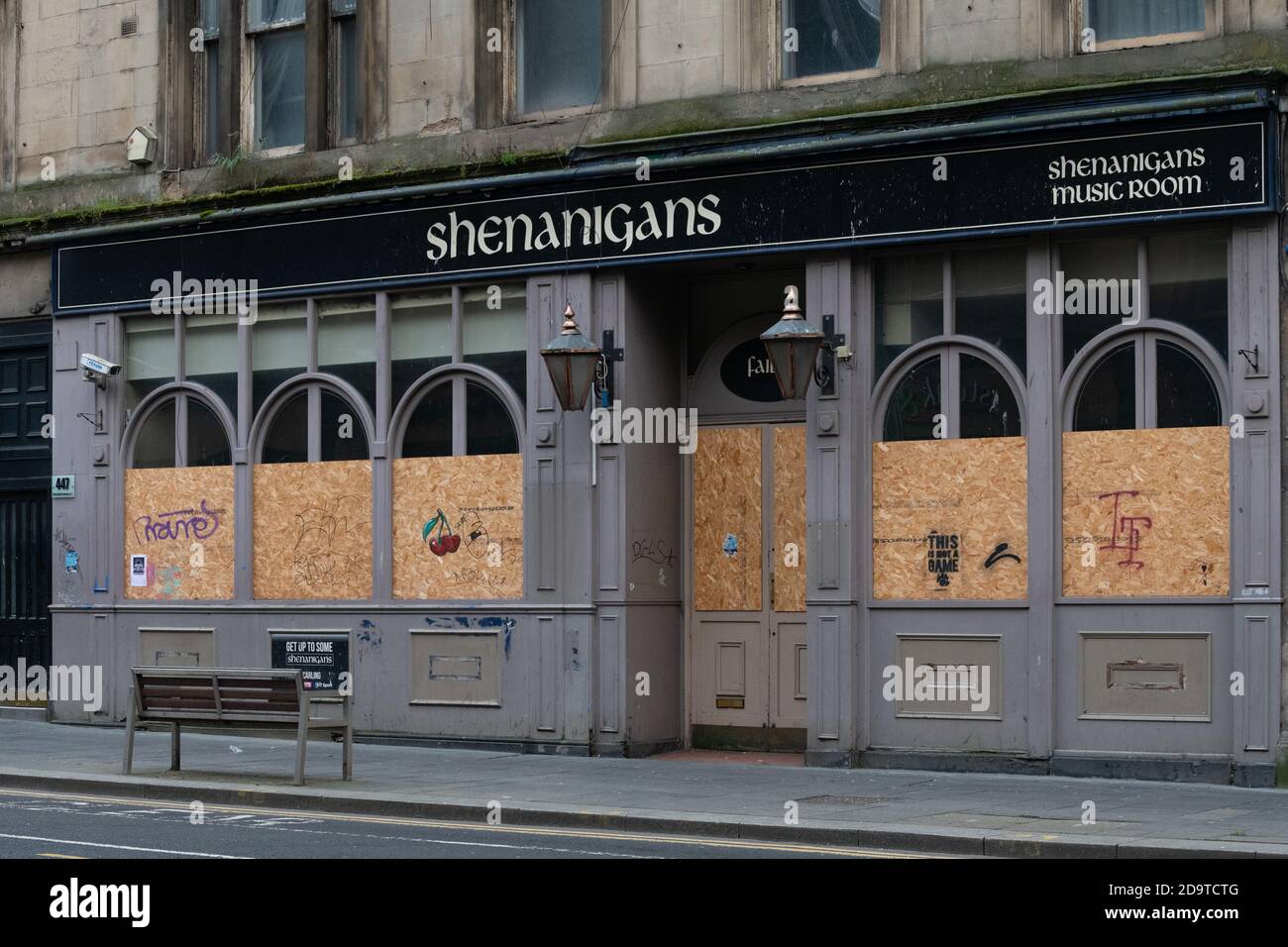Shenanigans Irish pub fermé et monté à bord (pub fermé à l'été 2019 avant la pandémie du coronavirus), Sauchiehall Street, Glasgow, Écosse, Royaume-Uni Banque D'Images