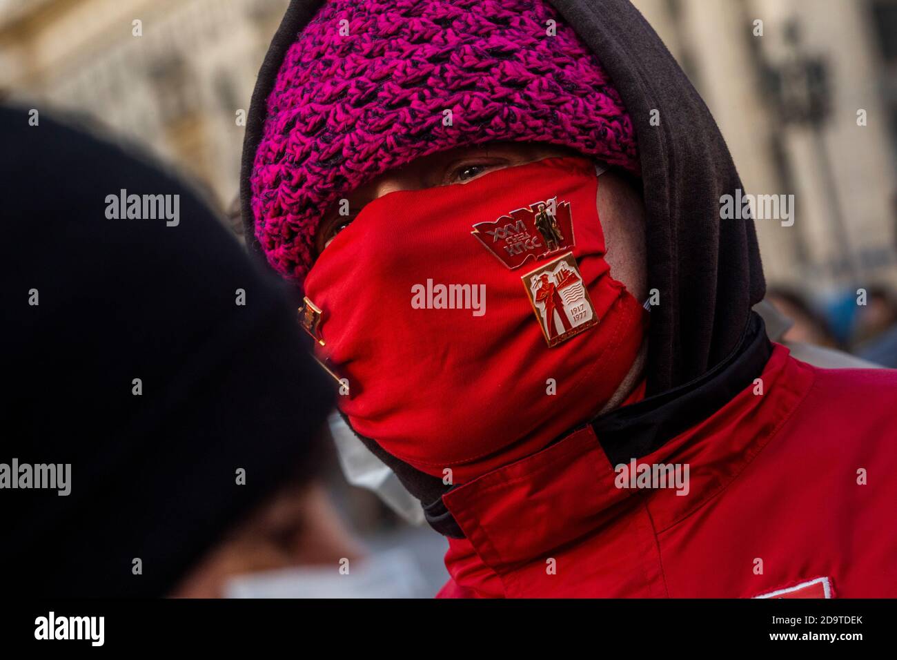 Moscou, Russie. 7 novembre 2020 UN homme portant un masque facial avec des badges soviétiques est vu sur la place Manezhnaya lors d'une procession organisée par les communistes de Russie dans le centre de Moscou, marquant le 103e anniversaire de la révolution bolchevique du 1917 octobre sur la place Rouge, en Russie Banque D'Images