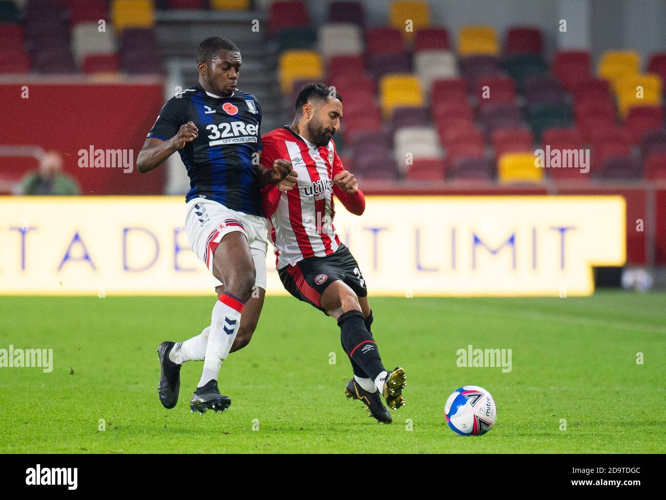 Brentford, Royaume-Uni. 07th nov. 2020. Brentford Saman Ghoddos et Middlesbrough Anfernee Dijksteel pendant le championnat Sky Bet, derrière des portes fermées, match entre Brentford et Middlesbrough au stade communautaire de Brentford, Brentford, Angleterre, le 7 novembre 2020. Photo par Andrew Aleksiejczuk/Prime Media Images. Crédit : Prime Media Images/Alamy Live News Banque D'Images